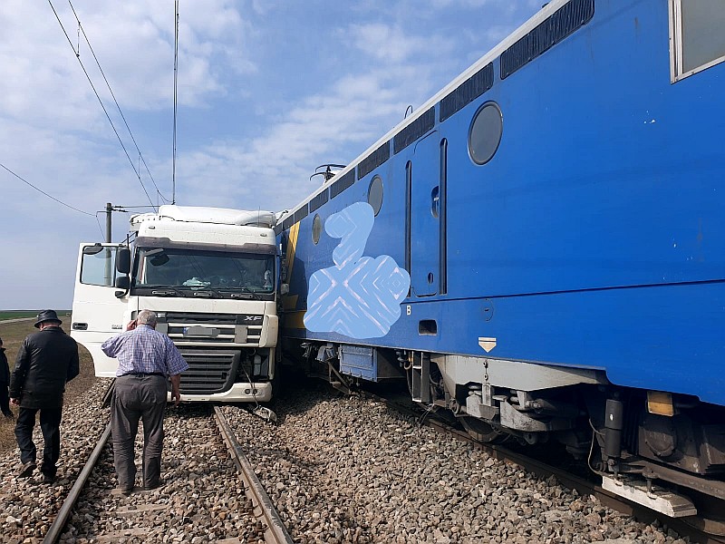 Un tren de marfă a lovit un camion la ieșirea din Fetești. Locomotiva a deraiat / FOTO