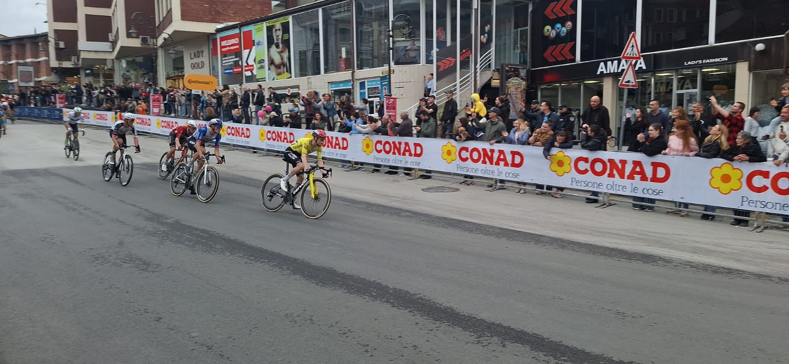 Sute de români au venit să-l vadă pe Jonas Vingegaard la Veliko Tarnovo. Cine a câștigat etapa a doua din Bulgaria, după căzătura masivă din final