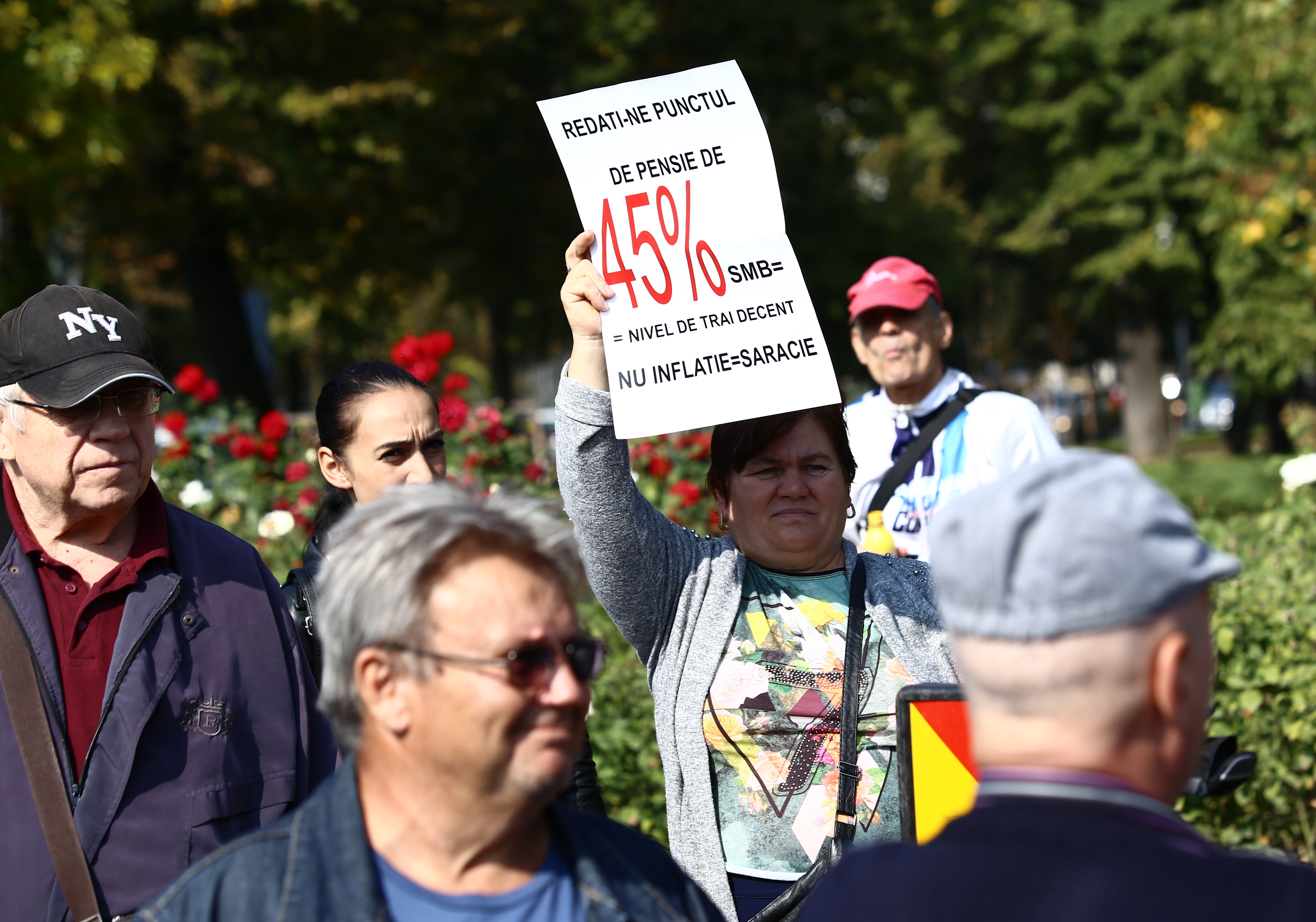 Pensionarii protestează în fața Guvernului, din cauza legii pensiilor
