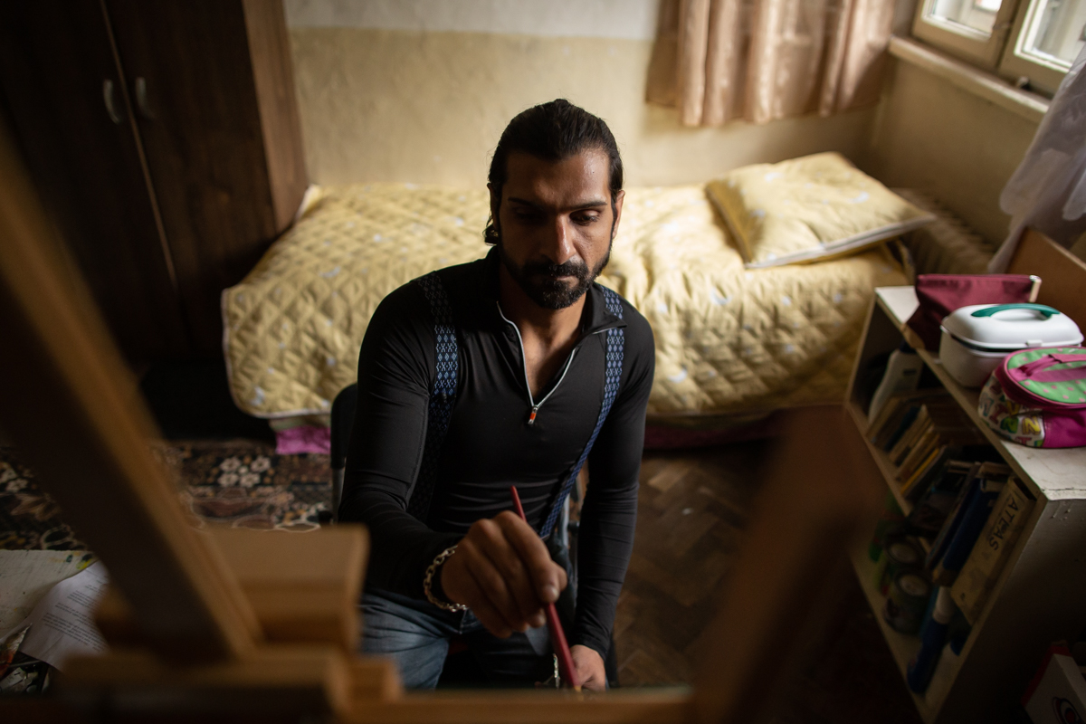 Un pictor fără școală, abandonat la naștere într-un centru de boli psihice din Argeș, are un talent unic în reproducerea tablourilor celebre