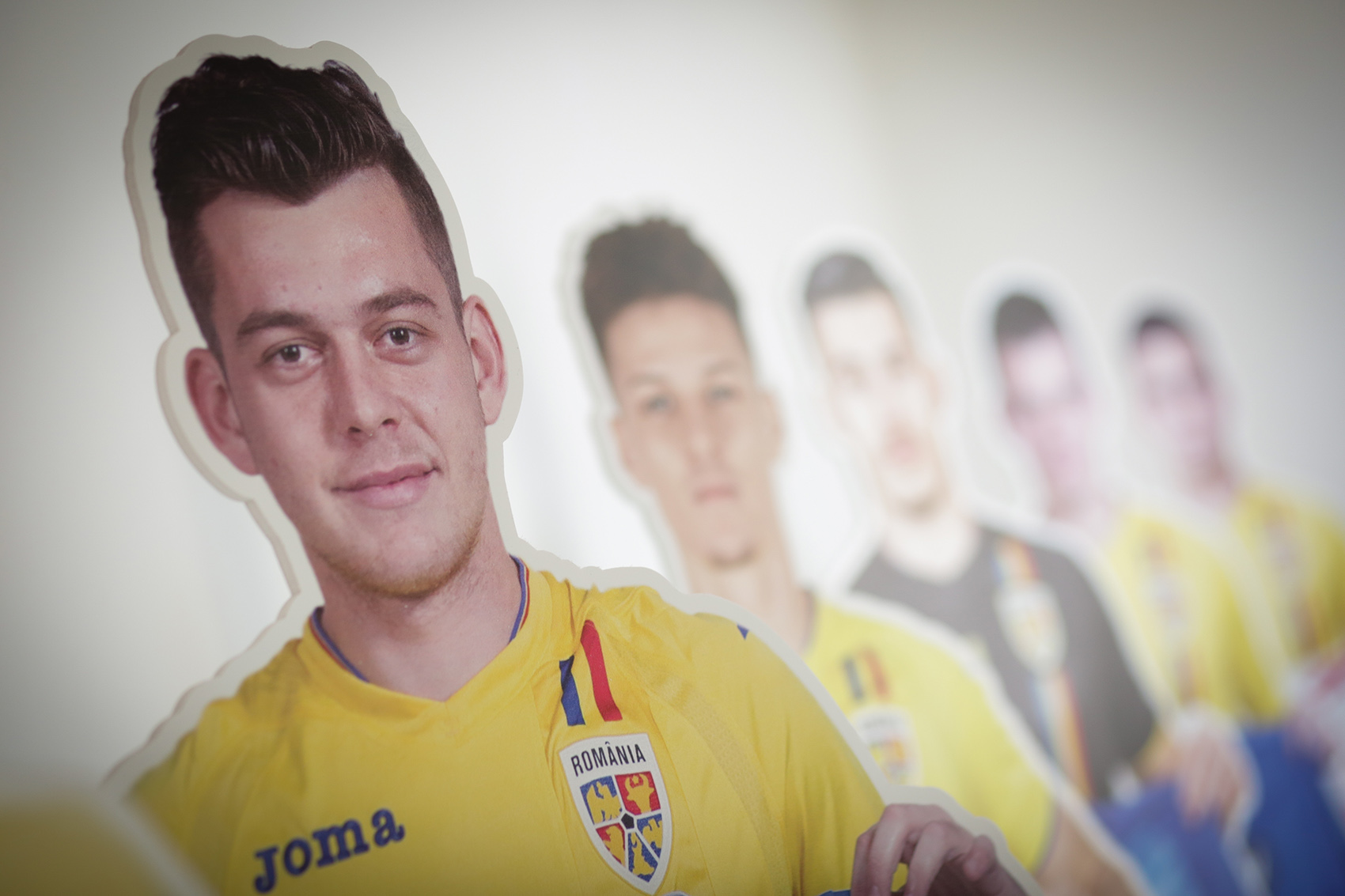 Recunoștință de carton. FRF a trimis cluburilor machete cu fotbaliștii deveniți internaționali. Reacții | GALERIE FOTO&VIDEO