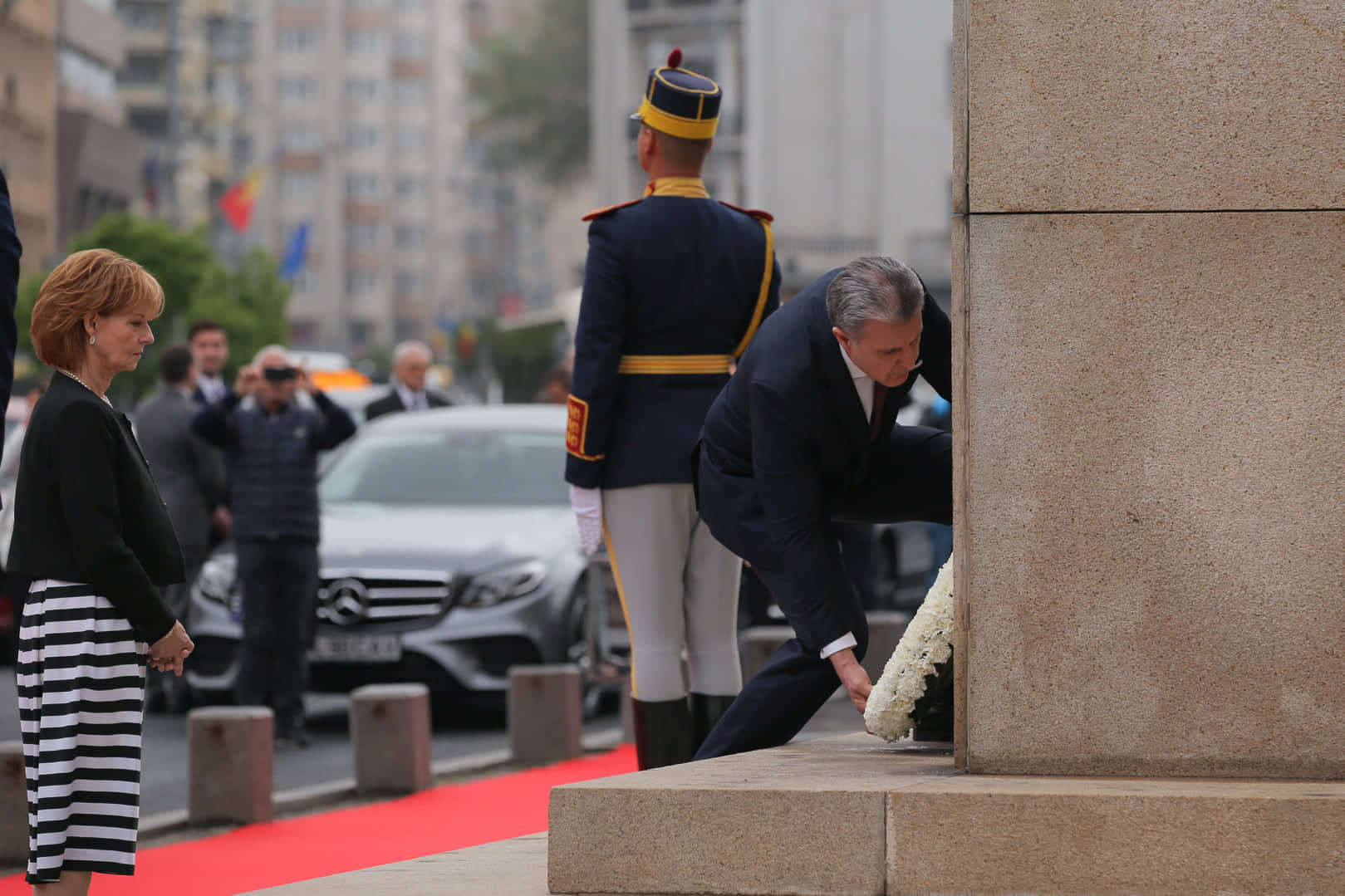 UPDATE. Ziua Regelui, marcată prin manifestări culturale. Ceremonie militară şi depuneri de coroane de flori la statuia Regelui Carol I din Piaţa Palatului Regal | FOTO&VIDEO