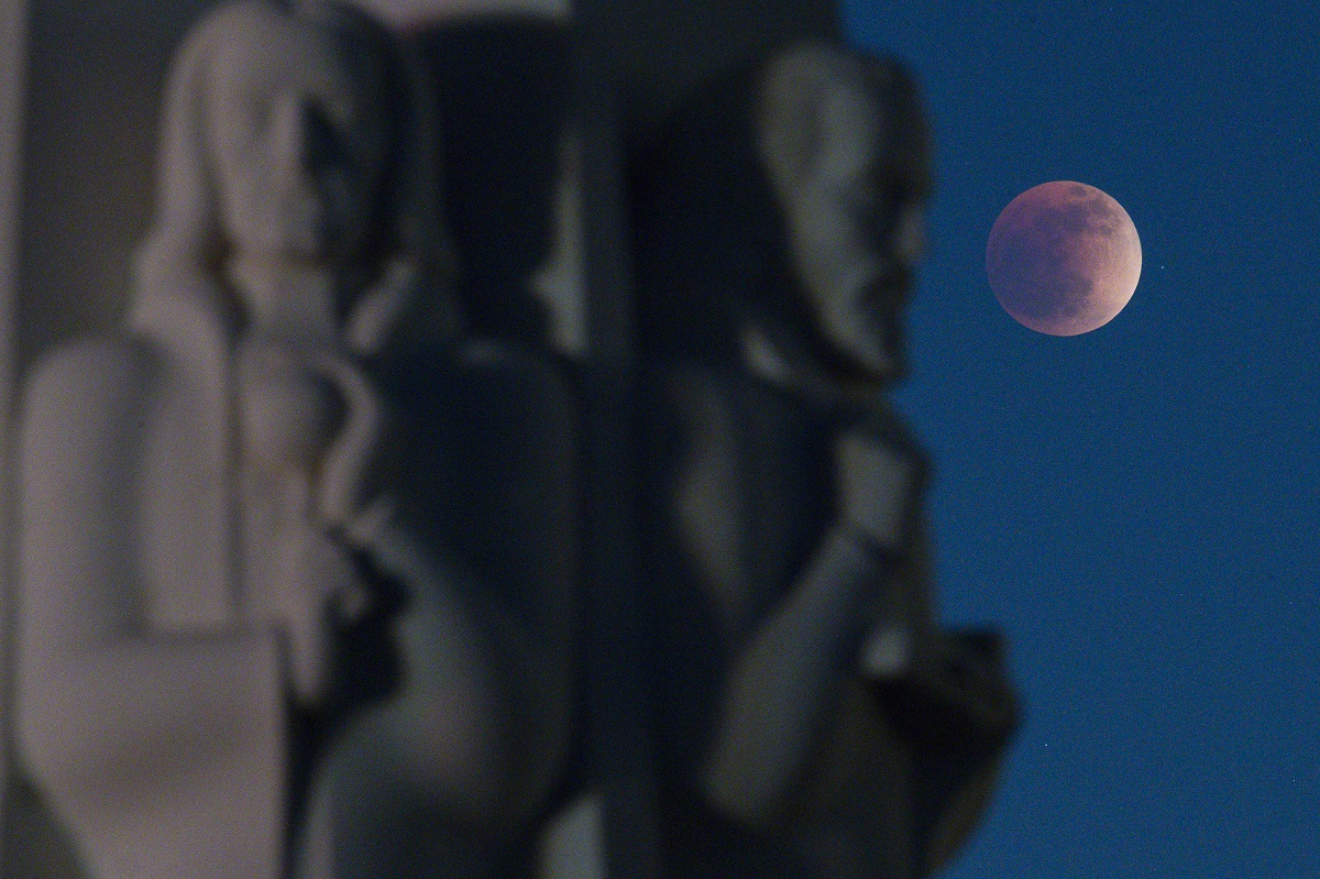 Prima SuperLună din 2022, una extrem de rară, numită „sângerie”, văzută în timpul eclipsei totale de noaptea trecută