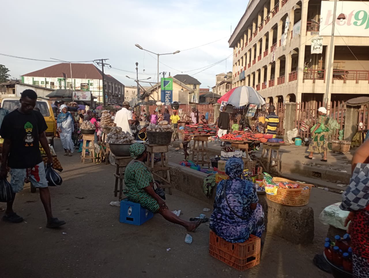 Traders in a Lagos market adjust prices as fuel costs push up food inflation.[Twitter:@Mr_JAGs]