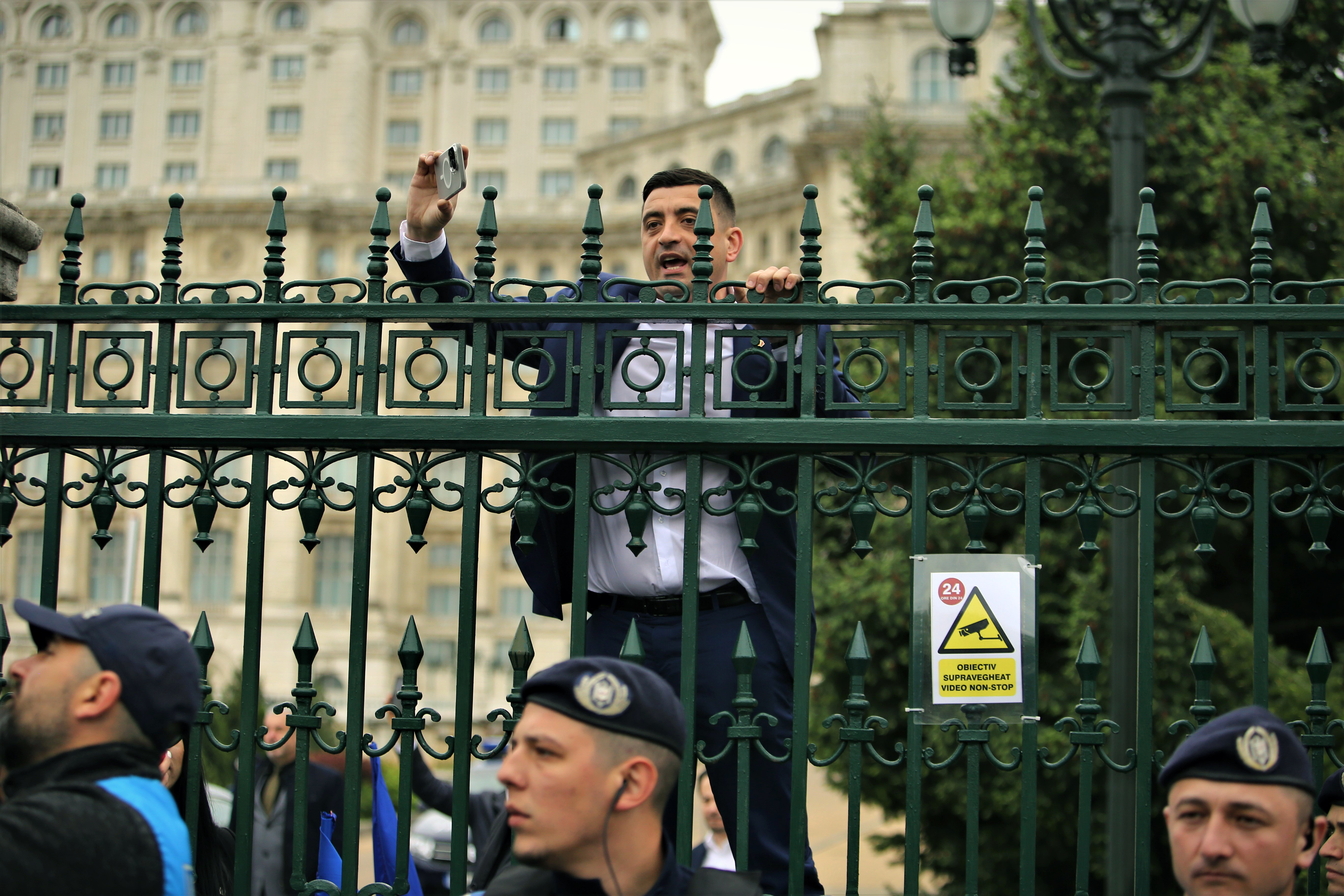 Ziua în care democrația a încasat patru gloanțe. Cum a schimbat AUR prin forță regulile din Parlament&nbsp;