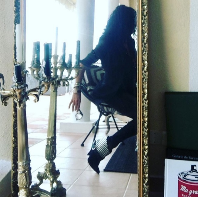 Imagini din casa în care Mihaela Rădulescu locuiește în Monaco. Are rochii în loc de perdele și multe statui cu femei goale