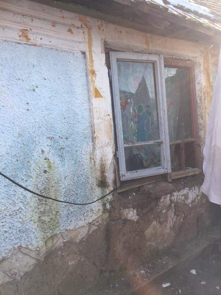 REPORTAJ/La un pas de civilizație, patru suflete își duc traiul într-o cocioabă dărăpănată și supraviețuiesc cum pot