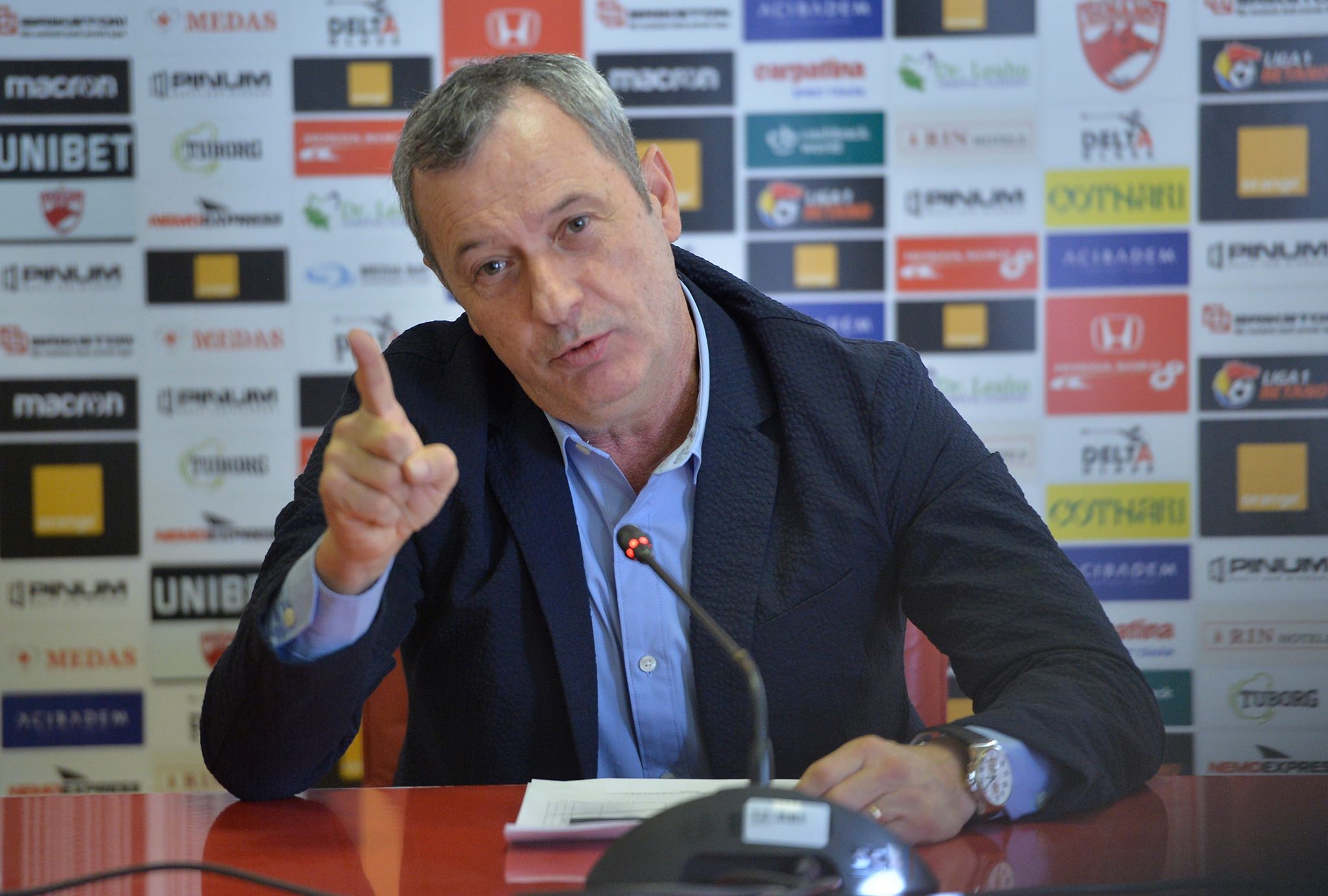 UPDATE: ”Rămâne cine merită! Am venit să salvez clubul. MM Stoica e Luțu 2”. Oficial: Mircea Rednic, noul antrenor al lui Dinamo