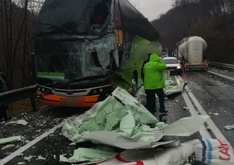 Accident pe DN1, în județul Sibiu. Un autocar cu peste 20 de pasageri s-a ciocnit de un camion