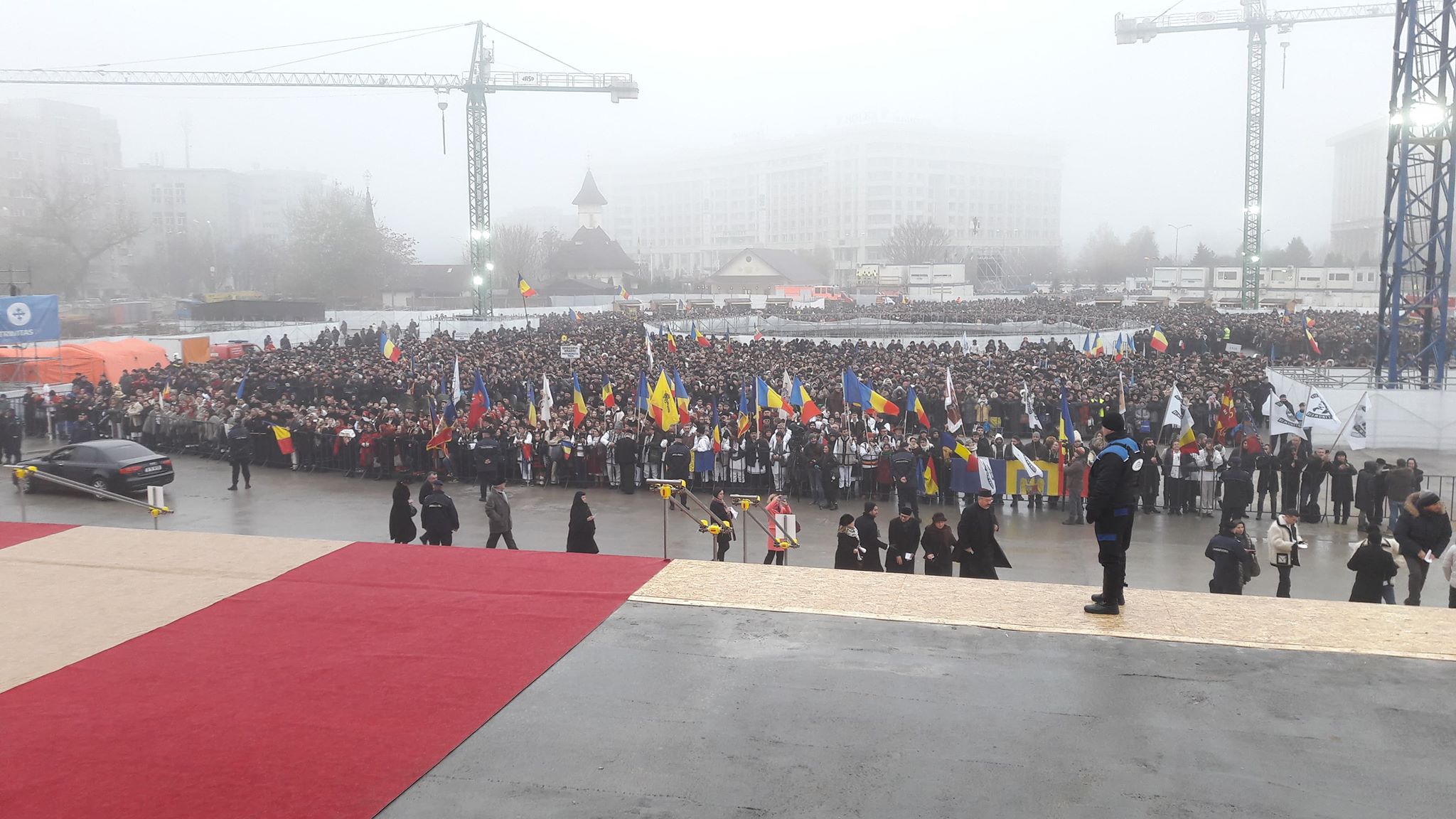 FOTO&VIDEO/ Imagini de la slujba de sfințire a Catedralei Mântuirii Neamului. 100 de preoți și zeci de mii de credincioși participă la evenimentul istoric