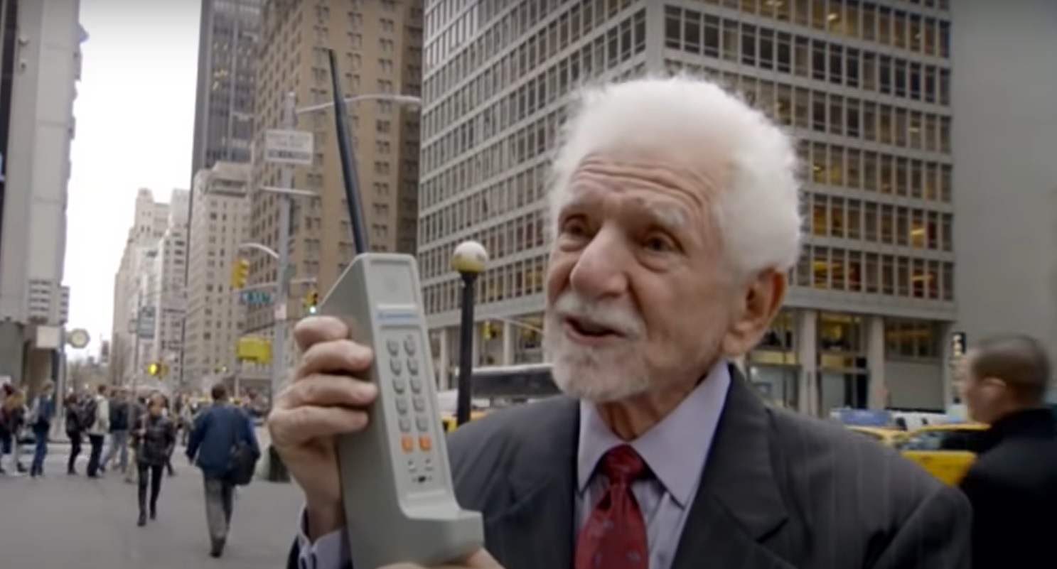 Первый телефон. Человека который создал телефон. Создатель первого телефона. Человека который создал телефон. Человека который создал телефон.