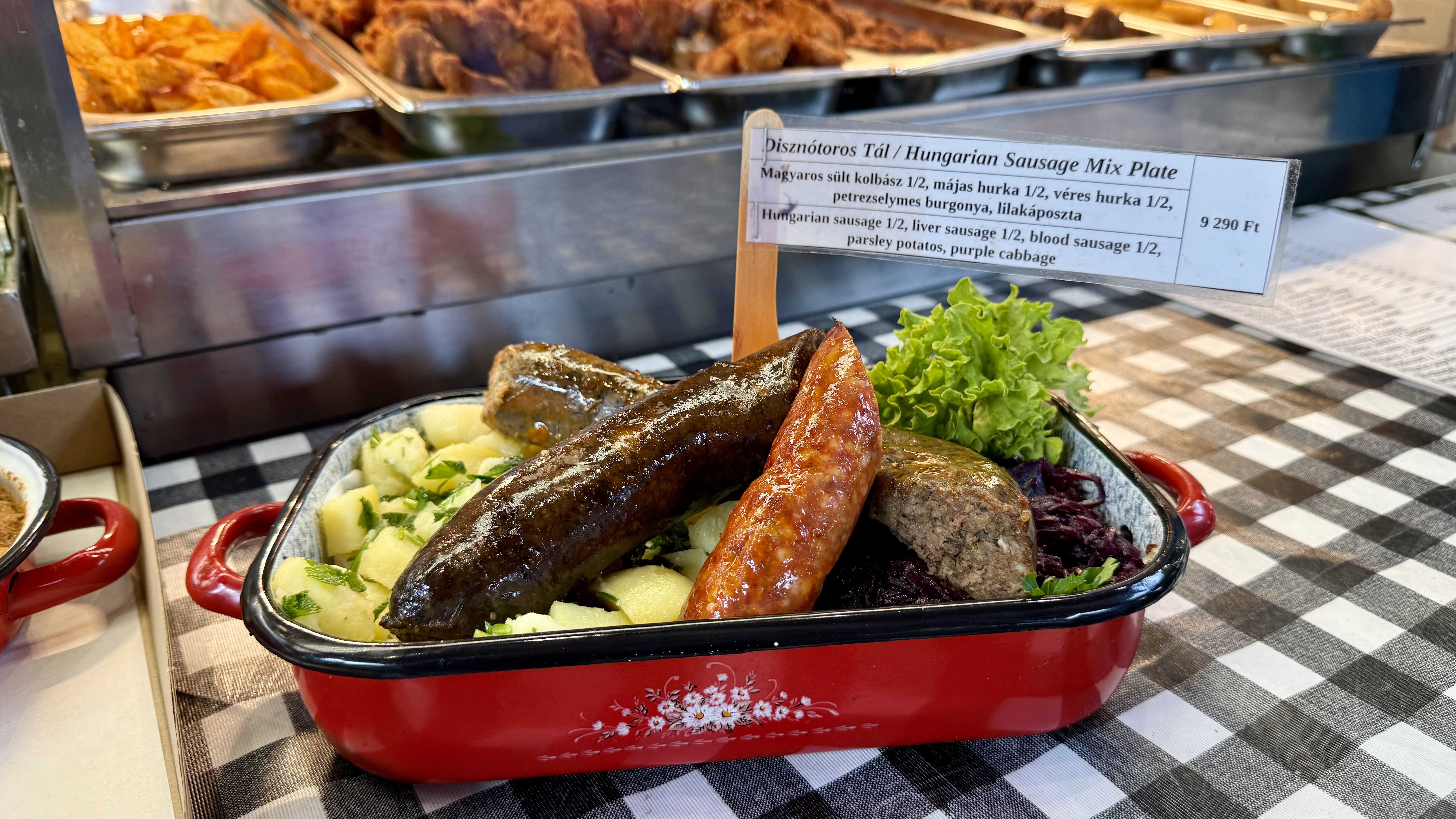 Spectacol culinar total la doi pași de România. Cât costă o porție de gulaș și ce-am descoperit într-o piață unicat