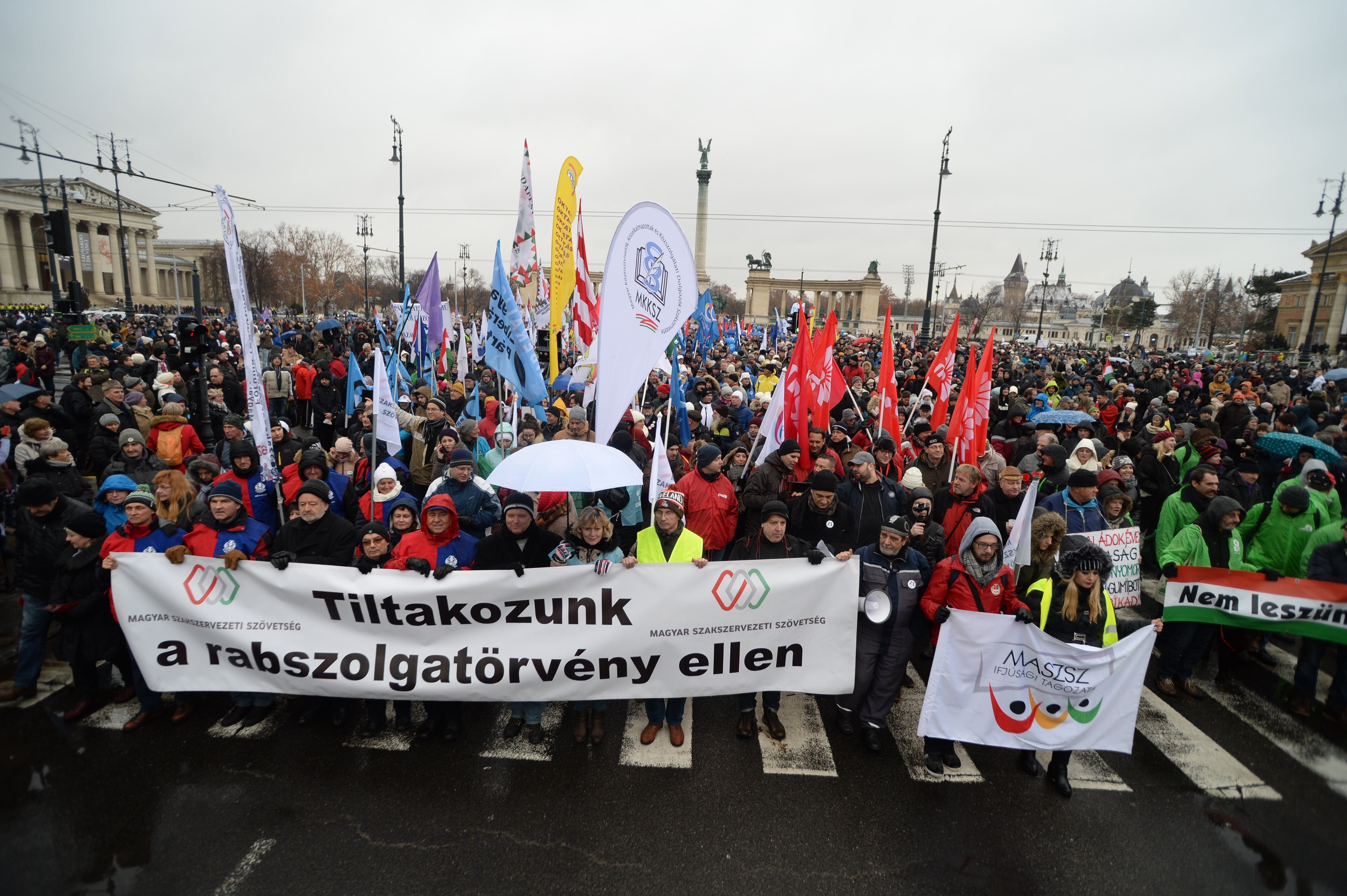 GALERIE FOTO / Noi proteste, la Budapesta, împotriva "legii sclaviei" şi a premierului Viktor Orban