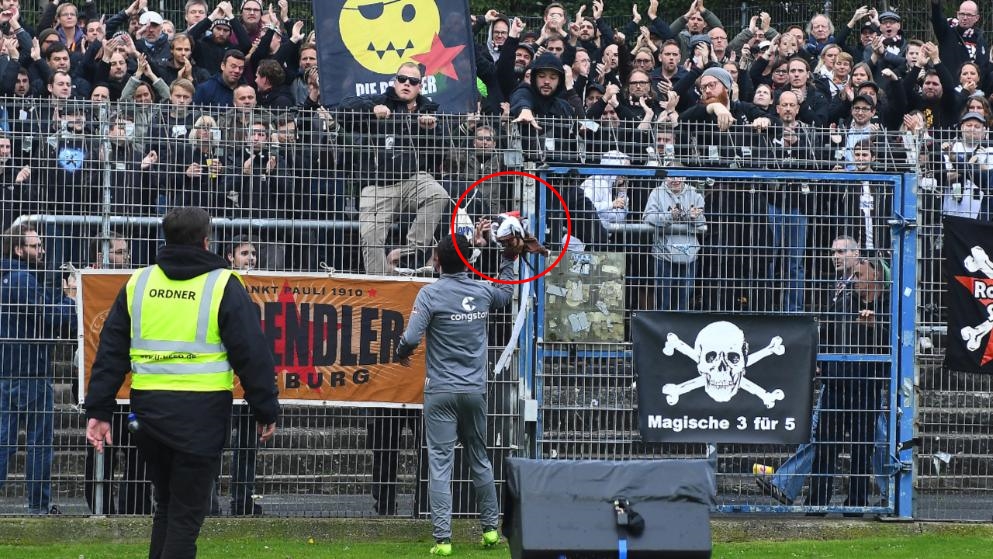 Imagini șocante înainte de meciul Kiel - St. Pauli. Huliganii au năvălit pe teren și s-au bătut cu forțele de ordine / FOTO&VIDEO