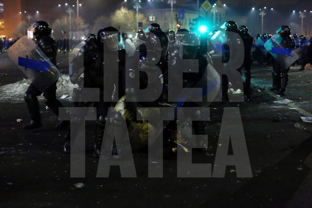 Violențe între ultrași și jandarmi, miercuri seară, în Capitală, pe finalul protestelor / FOTO & VIDEO