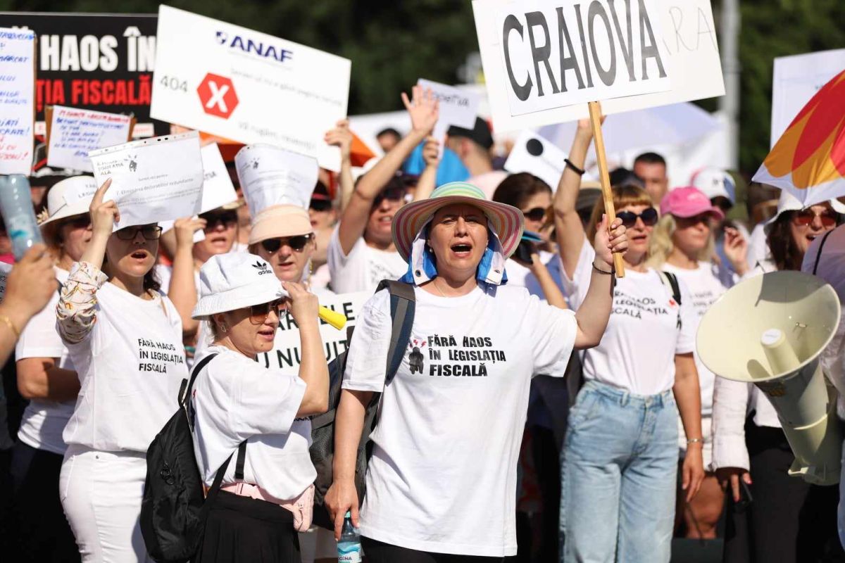 Protest al contabililor și economiștilor în București. Ministrul Boloș, după discuții: „Cea mai importantă concluzie este că vom mai dialoga”