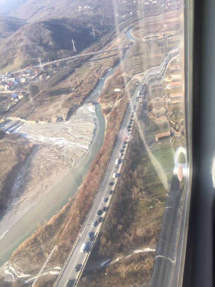 A început vacanța de 1 Decembrie! Turiștii se pot bucura de zăpadă la munte! Cozi la ieșirea din țară