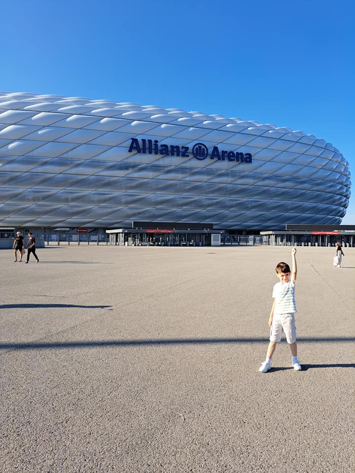 Ce face în vacanță Rareș Prisacariu, câștigătorul „Românii au talent” 2023. Băiețelul a urcat pe scenă alături de Dan Negru