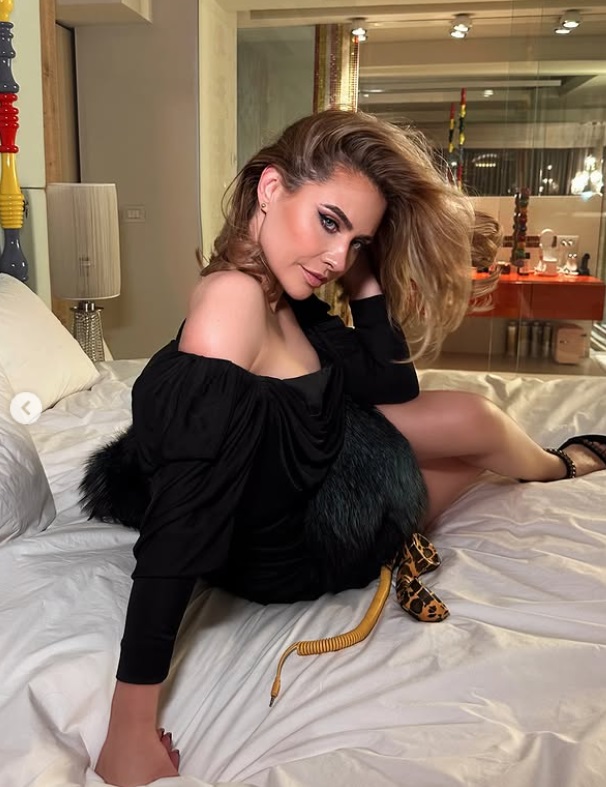 Imagini din casa Adinei Buzatu, care muncește de la 14 ani. Are un dormitor decorat extravagant, cu tapet, și un dressing spectaculos