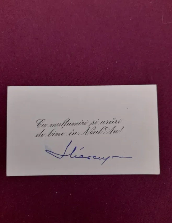 Cu cât se vinde o carte cu autograful lui Ion Iliescu. Prețul e destul de ridicat