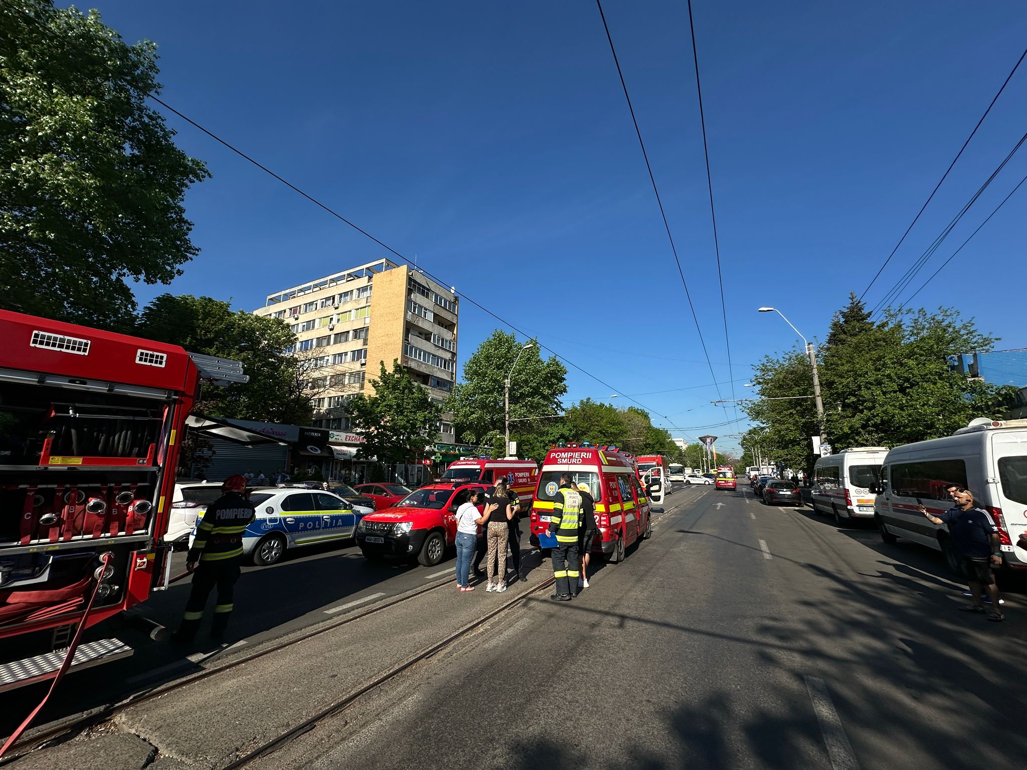 Incendiu într-un bloc din București. Oamenii au fost evacuaţi cu autoscara. 4 persoane au ajuns la spital
