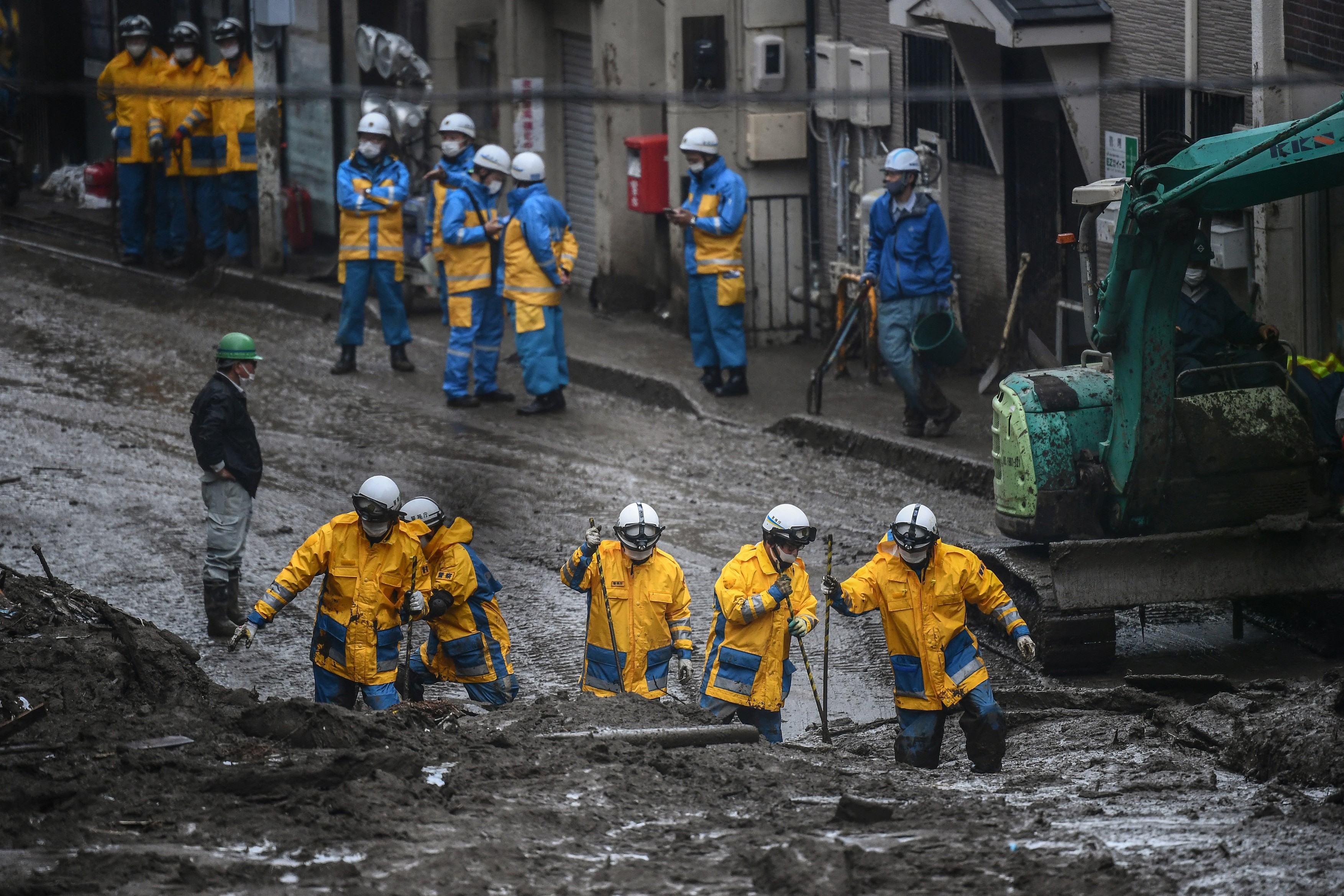 Imagini dramatice de la operațiunile de salvare din Japonia. Oamenii dispăruți, căutați în noroi cu buldozerul