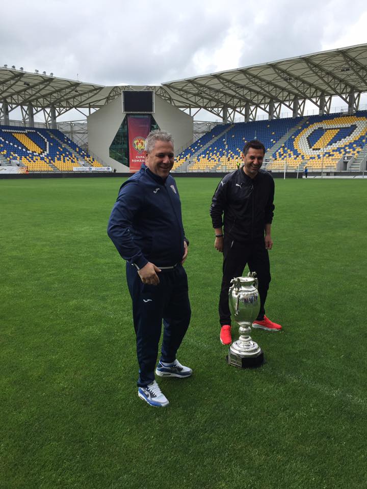Șumudică și Claudiu Niculescu au făcut glume la poza oficială a finalei Cupei României / FOTO
