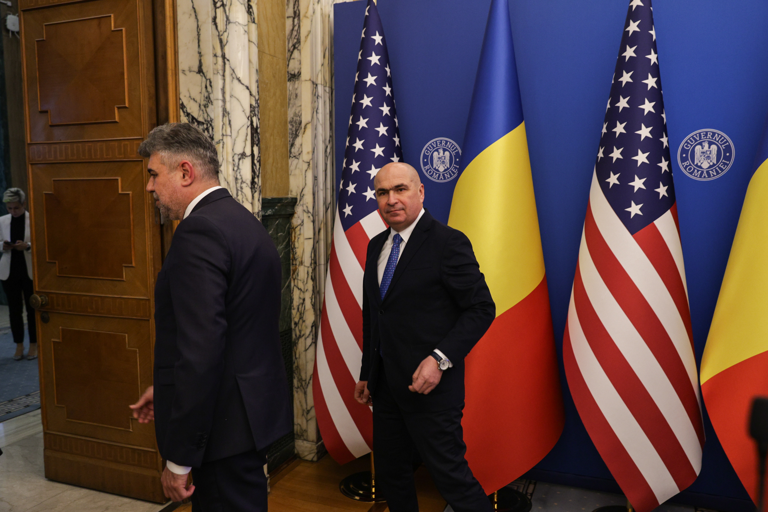 Românii pot călători în SUA fără vize din 31 martie. Decizia, oficializată de Marcel Ciolacu, ambasadoarea SUA și Hagi: „Un moment istoric”