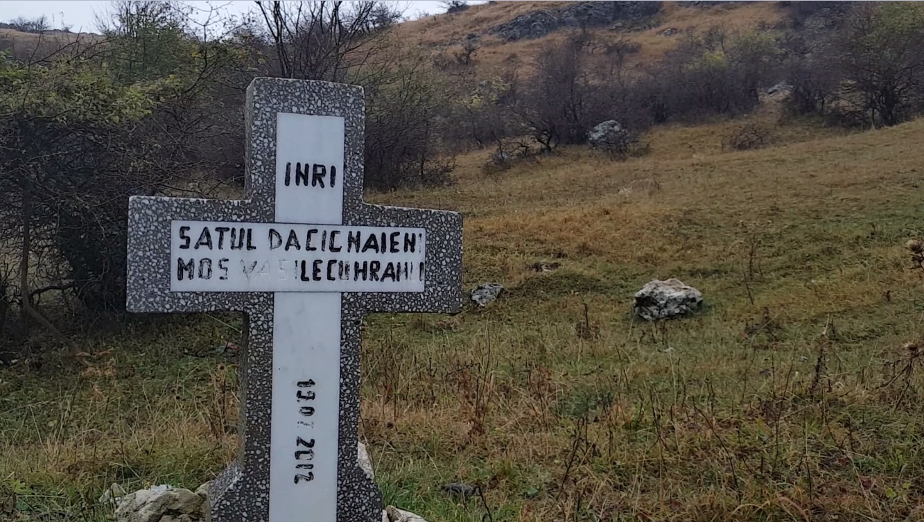 VIDEO | Patru bărbați, o femeie și copilul Decebal trăiesc în ”satul dacic”. Își spun ”frați”, n-au curent electric și nu poartă blugi
