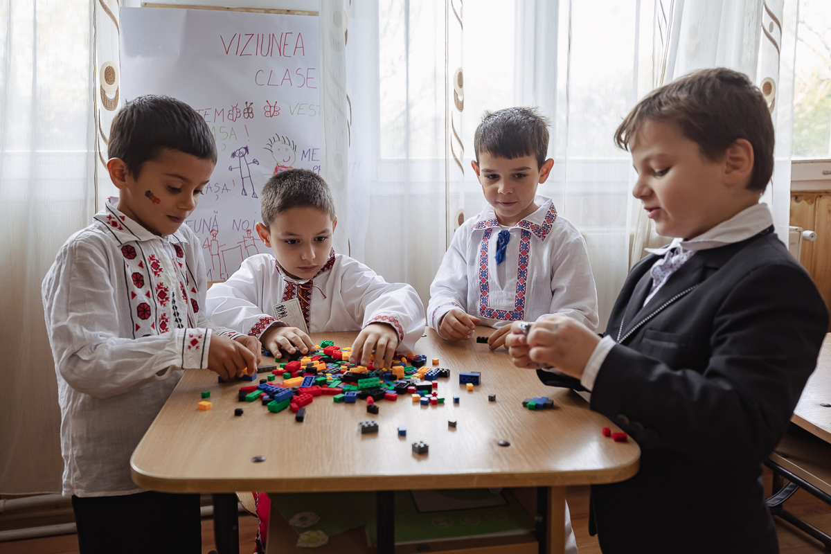 SPERANȚĂ. Într-o școală din Olt, o profesoară îi învață pe copiii cu părinți în străinătate să creadă că tinerii pot reuși și în țară: „Se pot realiza oriunde, numai să găsească oamenii potriviți”