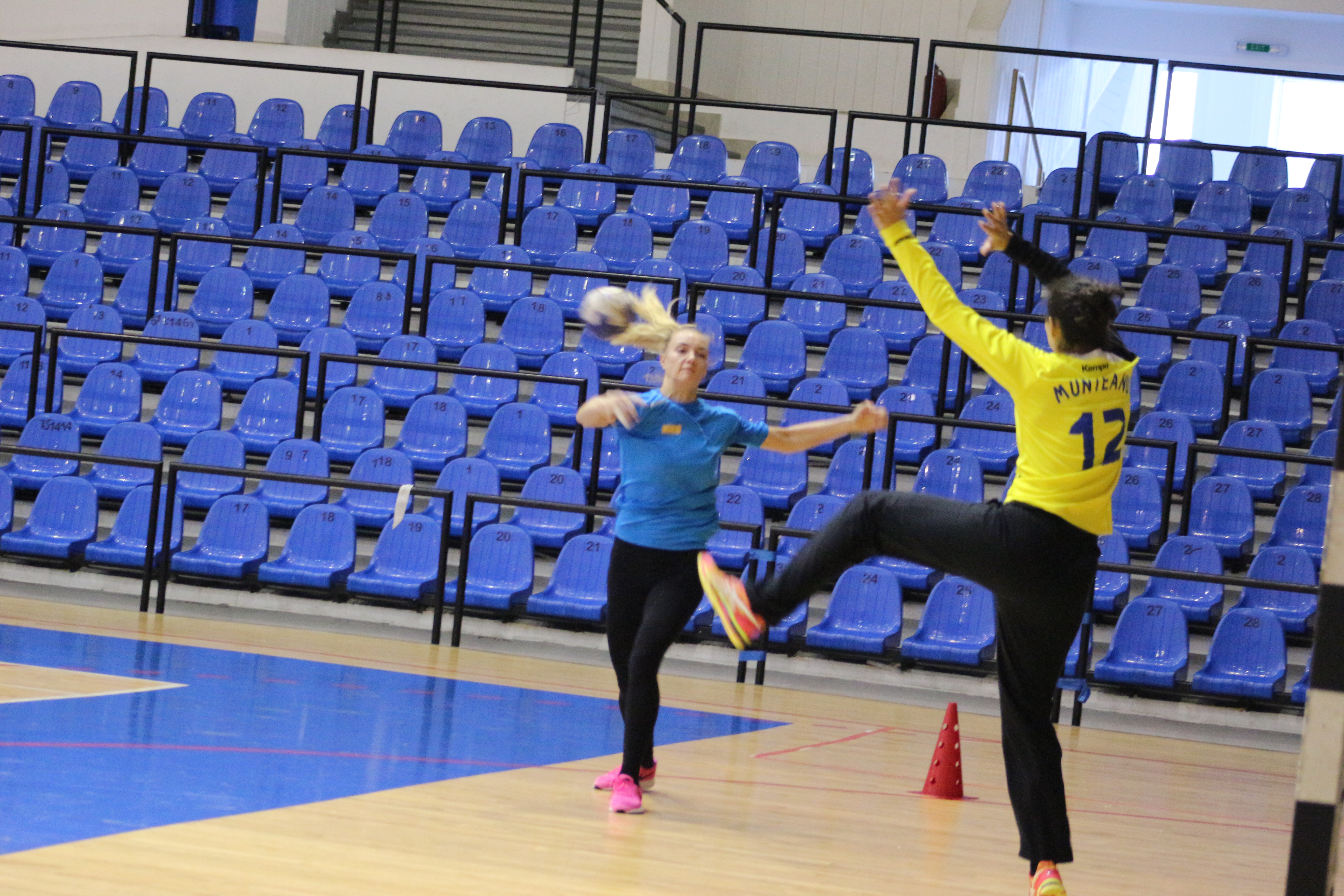 Ola-Rio! Fetele din naționala de handbal pregătesc la Ploiești calificările europene și turneul olimpic. Cristina Neagu era să se accidenteze! FOTO&VIDEO