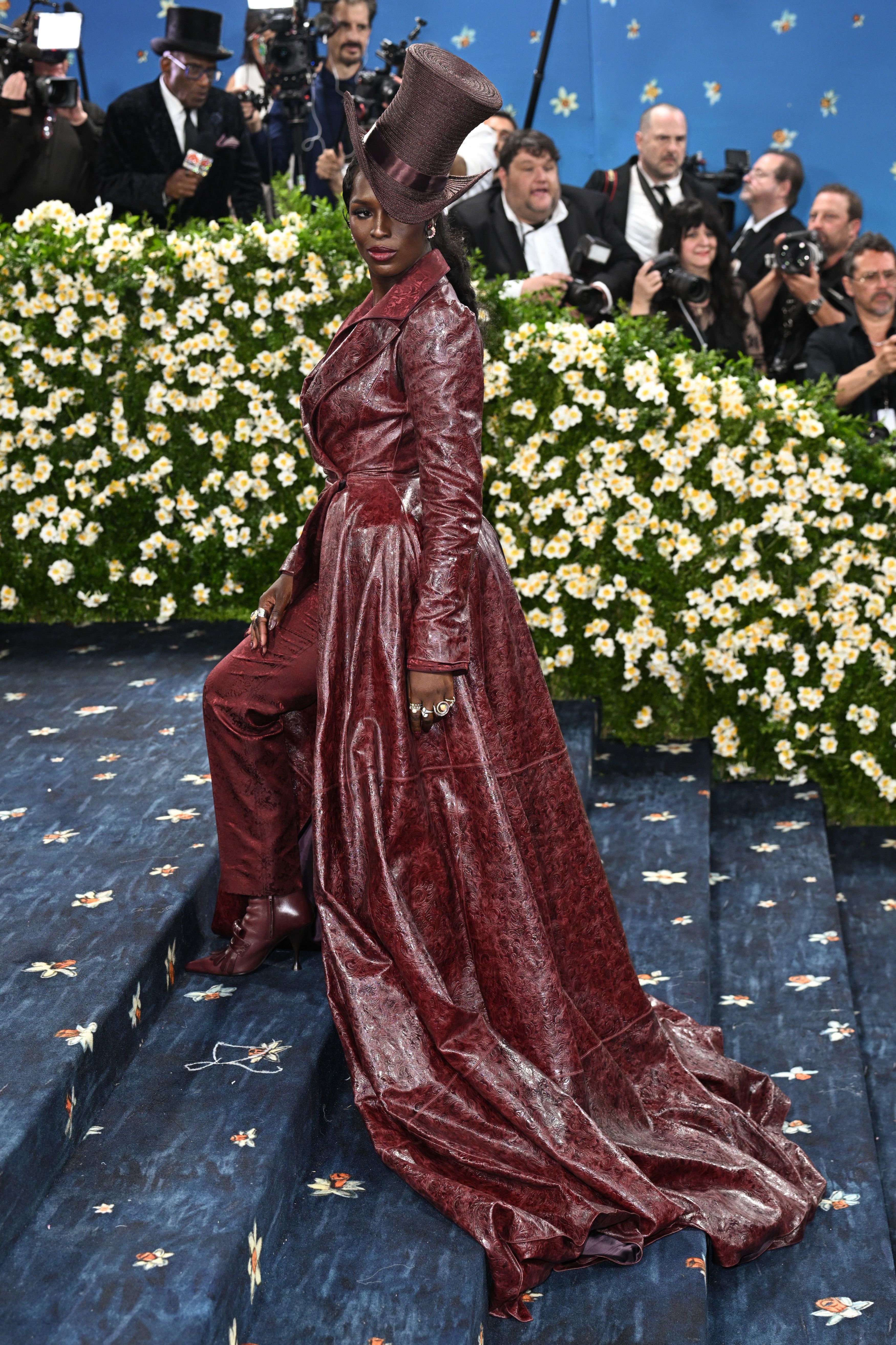Cum au apărut vedetele la Met Gala 2025. Madonna a defilat cu un trabuc în mână, iar Kim Kardashian a atras toată atenția