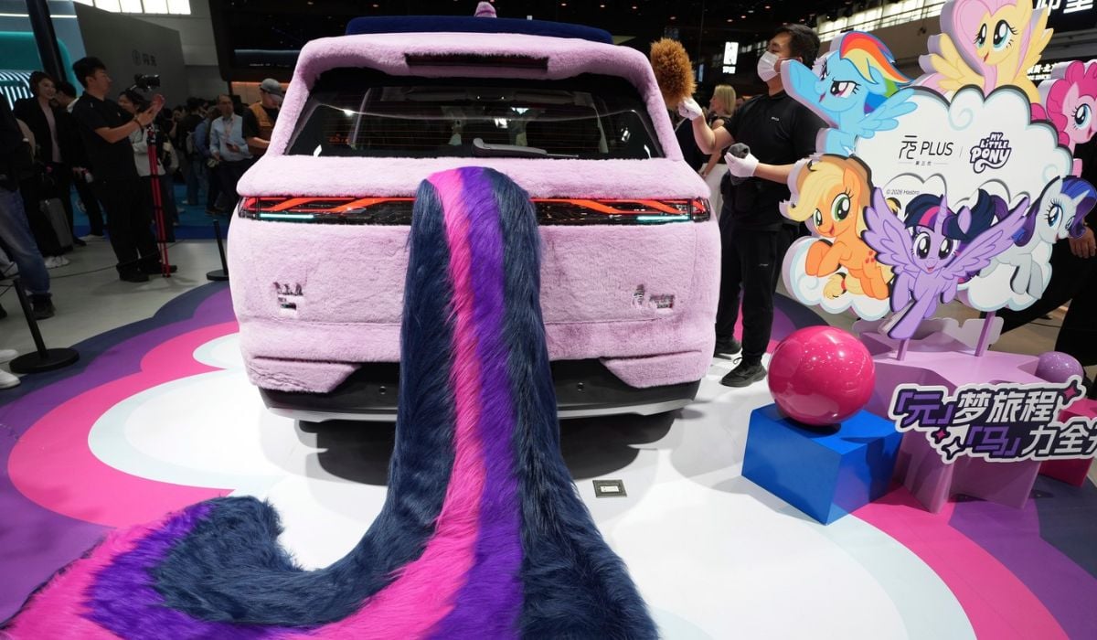 Cum arată cea mai pufoasă și drăgălașă mașină din lume: noul BYD cu tapițerie plușată și tematică „My Little Pony” a cucerit Beijingul