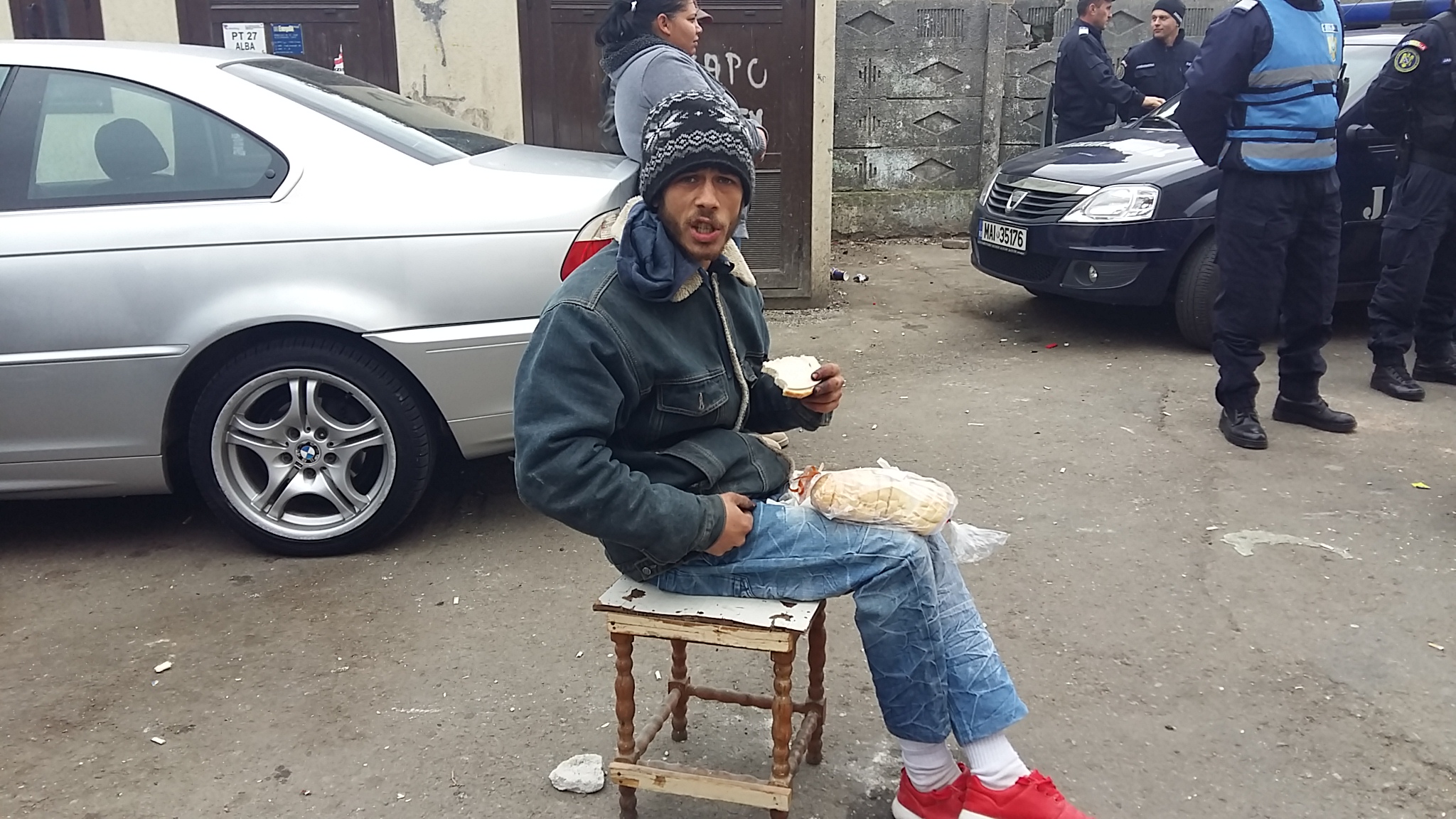 VIDEO REPORTAJ/ Evacuare cu scandal din blocul "Turturica", la Alba Iulia: „Suntem aruncaţi în stradă ca nişte şobolani”| GALERIE FOTO