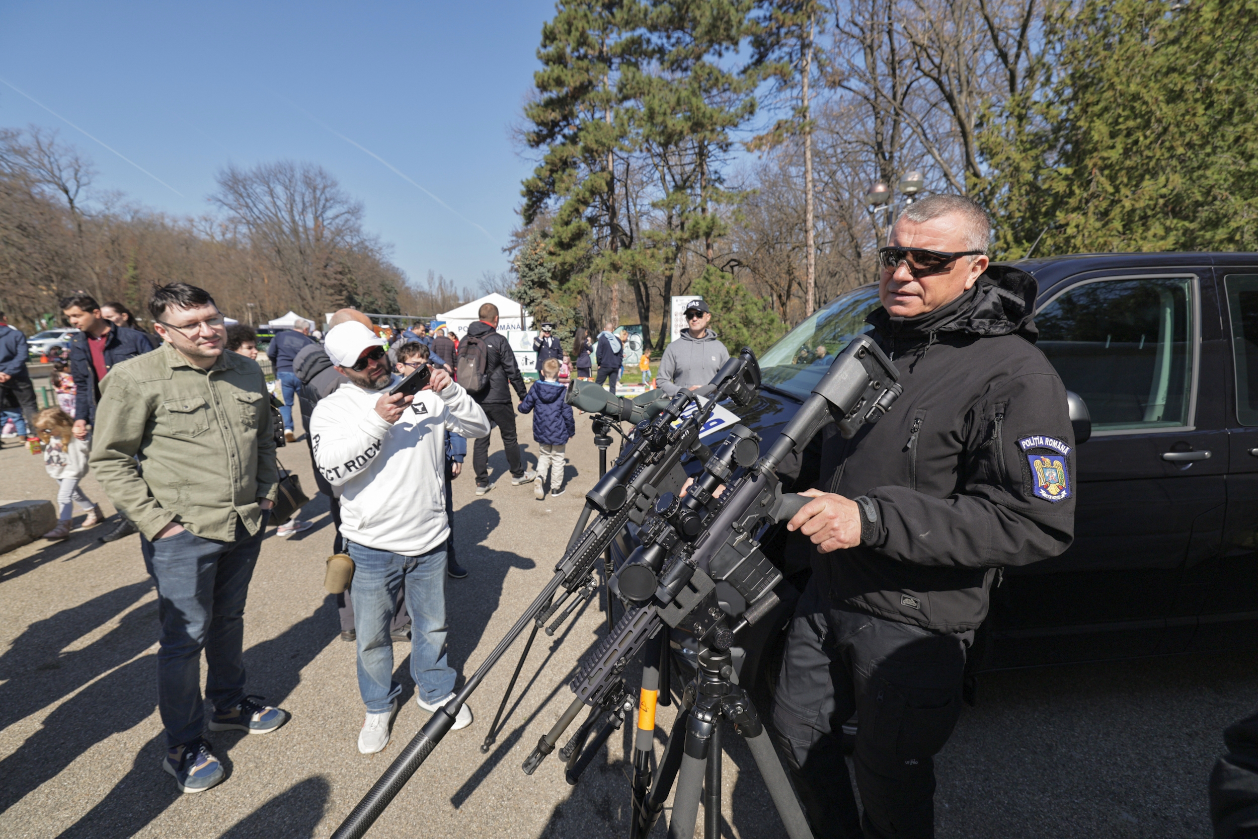 FOTO. Ziua Poliției Române, sărbătorită în avans. Sute de persoane în Parcul Herăstrău, unde au putut vedea echipamentele din dotarea Poliţiei