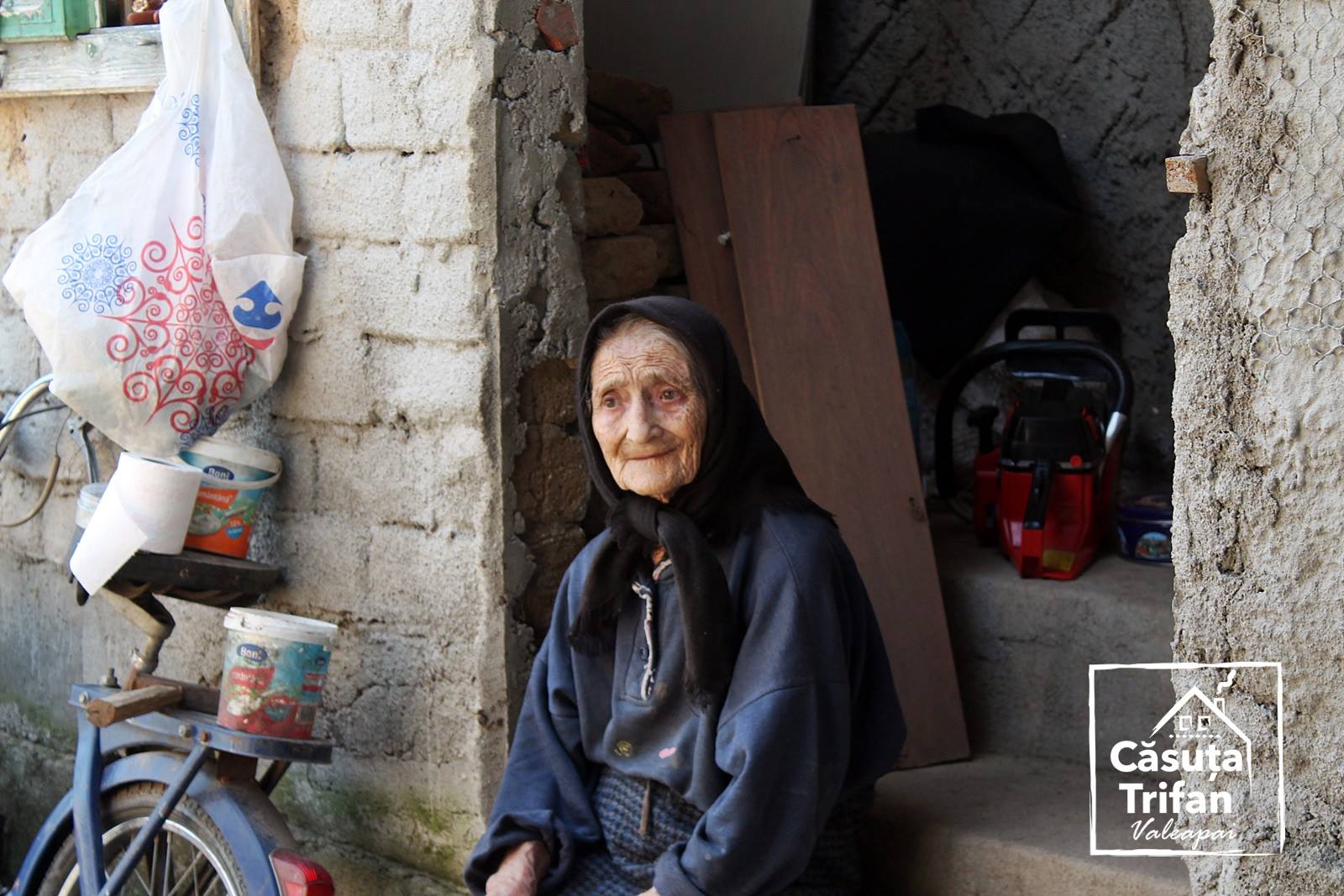 REPORTAJ/ Câțiva tineri renovează cu suflet casele dărăpănate ale bătrânilor din Banat: „Case vechi de 100 de ani. 100 de ani de la Marea Unire" (FOTO)