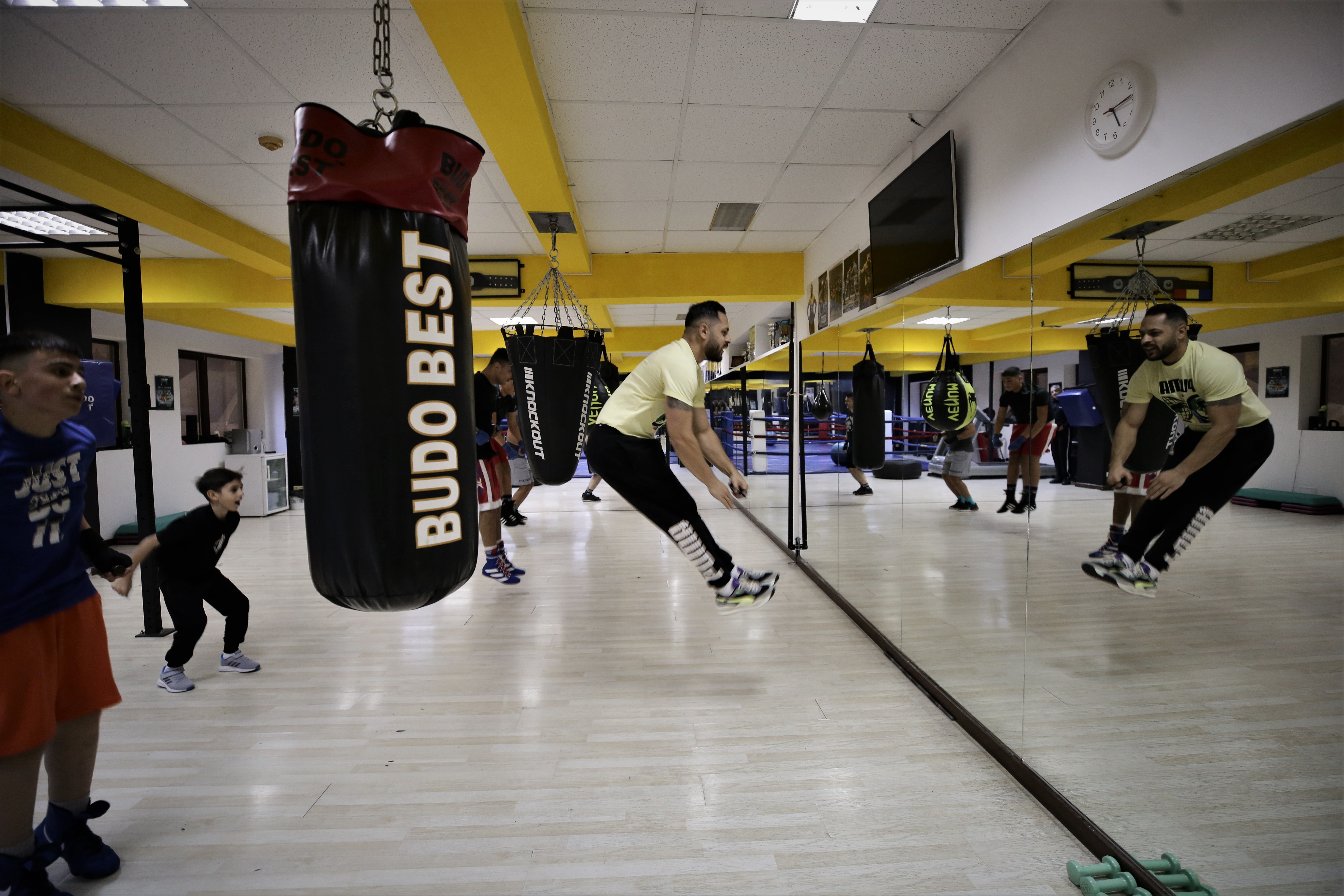 Fight Club de Pipera! Într-o sală din nordul Capitalei, un fost boxer învață mai mulți copii să devină campioni, iar pe corporatiști - să se apere: „Aici ei sunt familia mea”