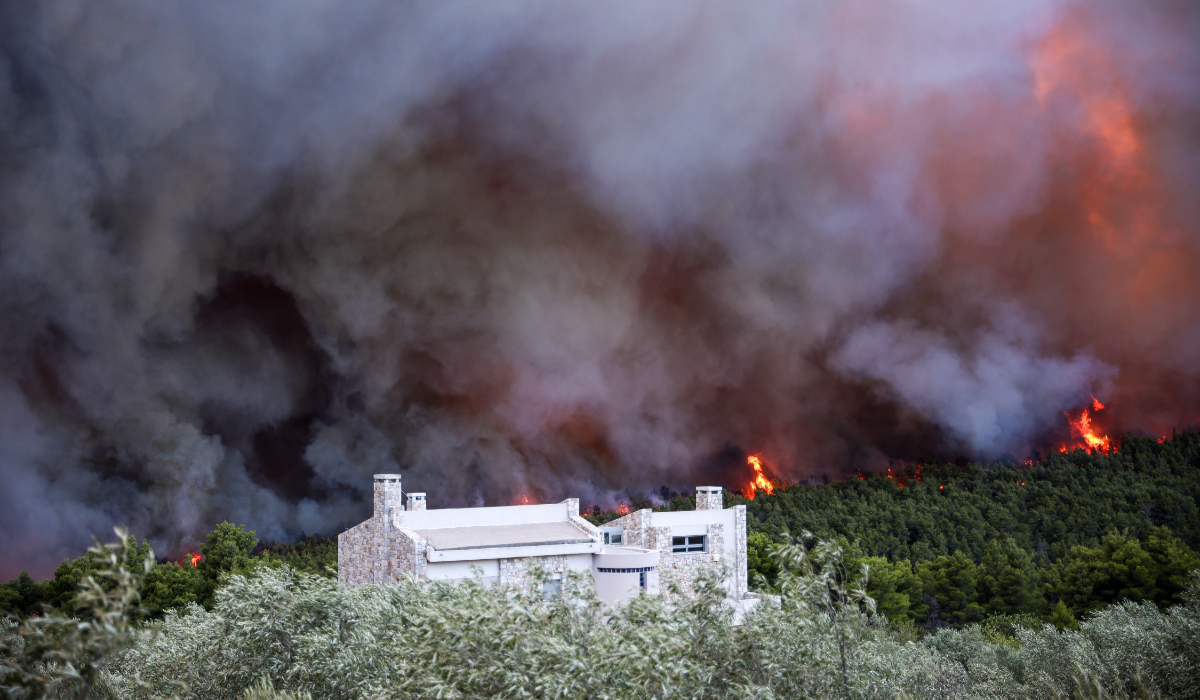 Pompierii români au luptat toată noaptea cu incendiile din Grecia: misiune critică în Attica pentru salvarea caselor și animalelor din calea flăcărilor