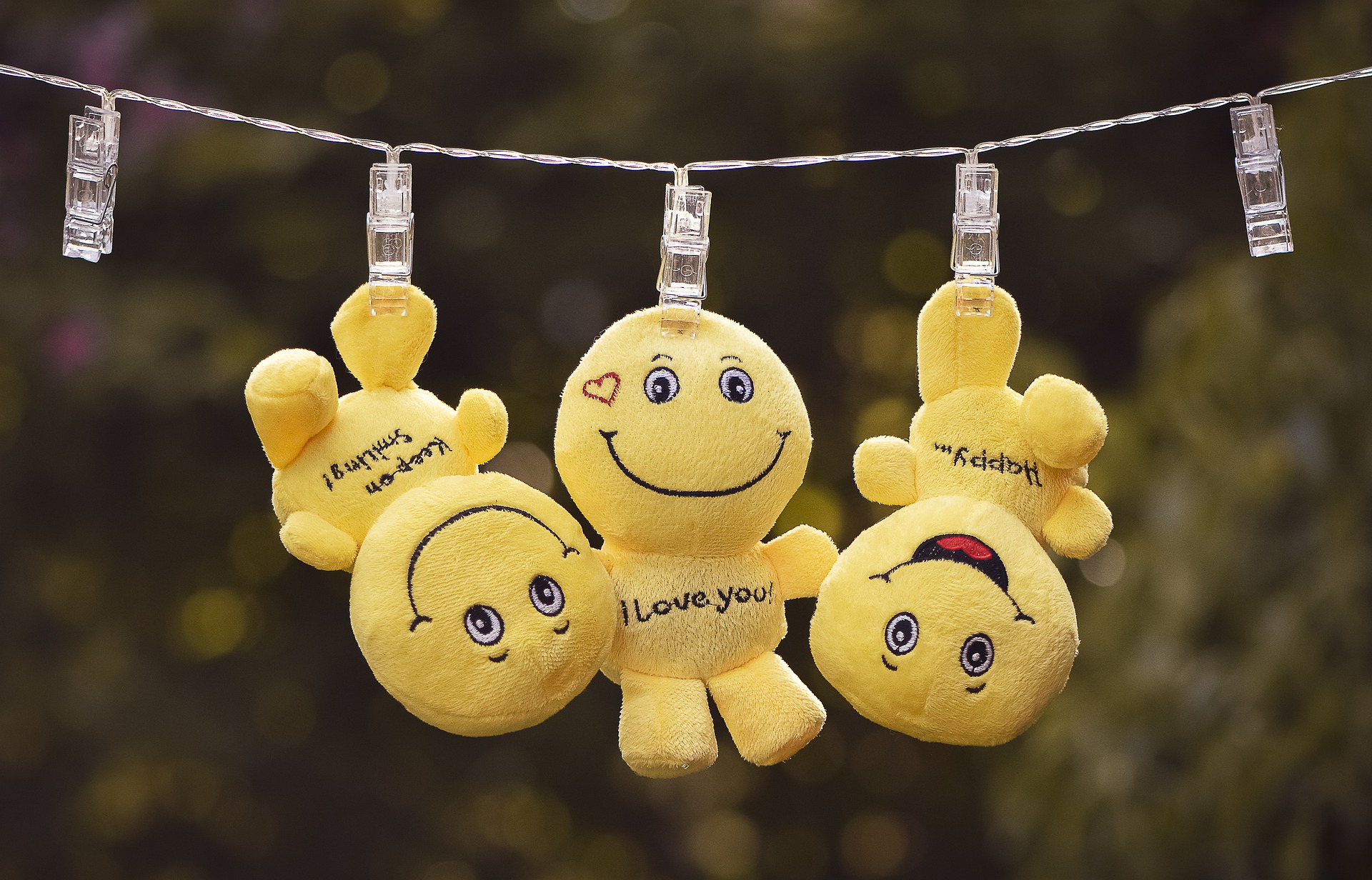 Ce înseamnă emoticoanele pe care le folosim pe rețelele de socializare