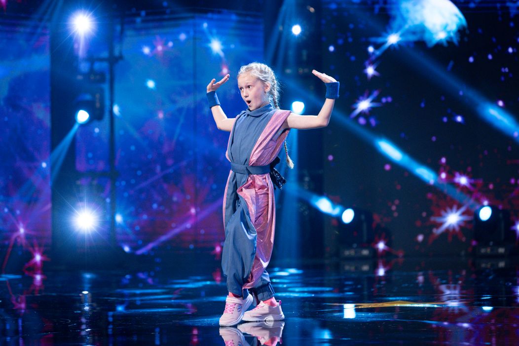 Xenia Balteanco, fetița de 9 ani care a făcut spectacol pe scena „Românii au talent”. I-a lăsat mască pe jurați. „Este de nivelul unui dansator profesionist”