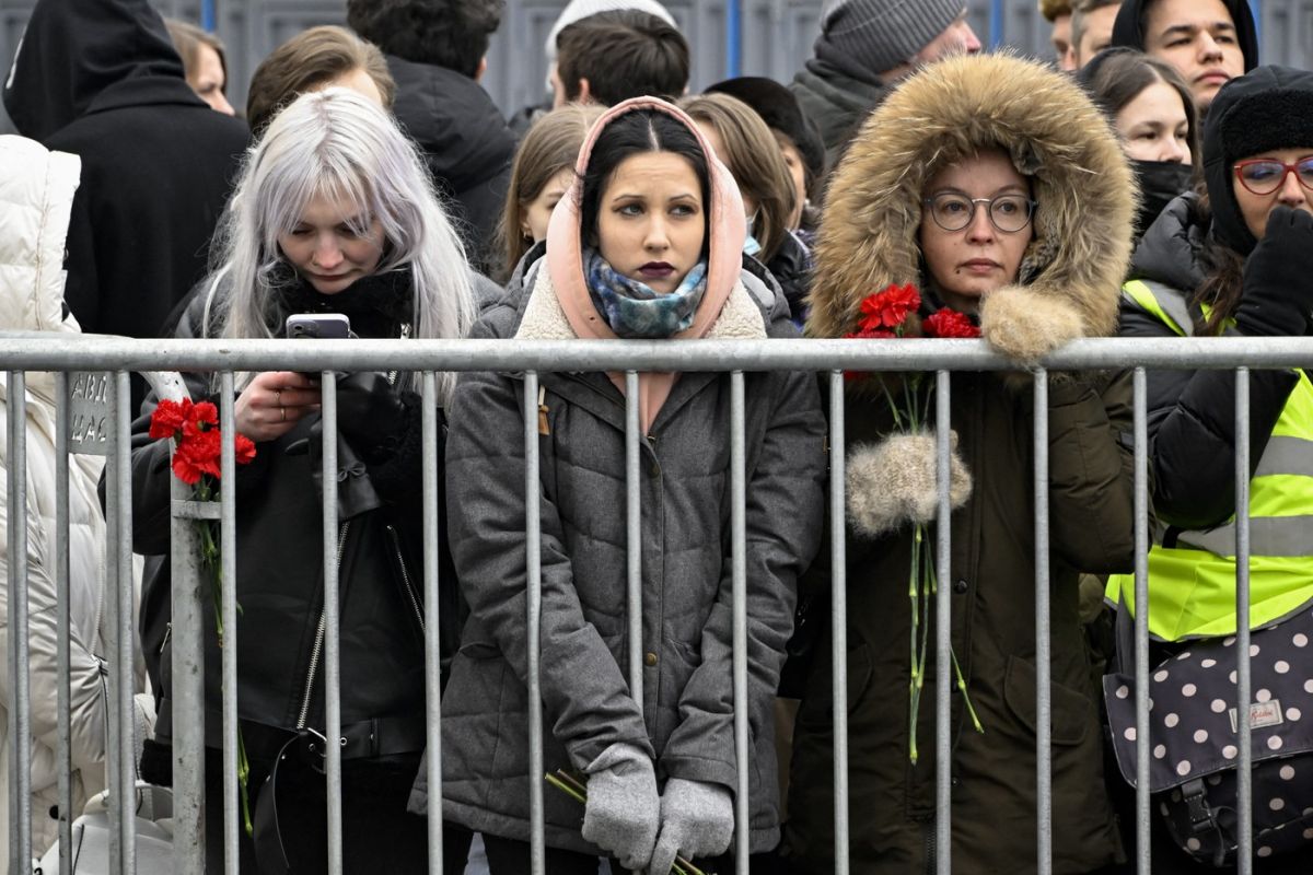 Înmormântarea lui Navalnîi: Mii de ruși au stat la coadă pentru un omagiu la mormântul opozantului. Oamenii au scandat „Rusia va fi liberă”. Peste 120 de persoane reținute