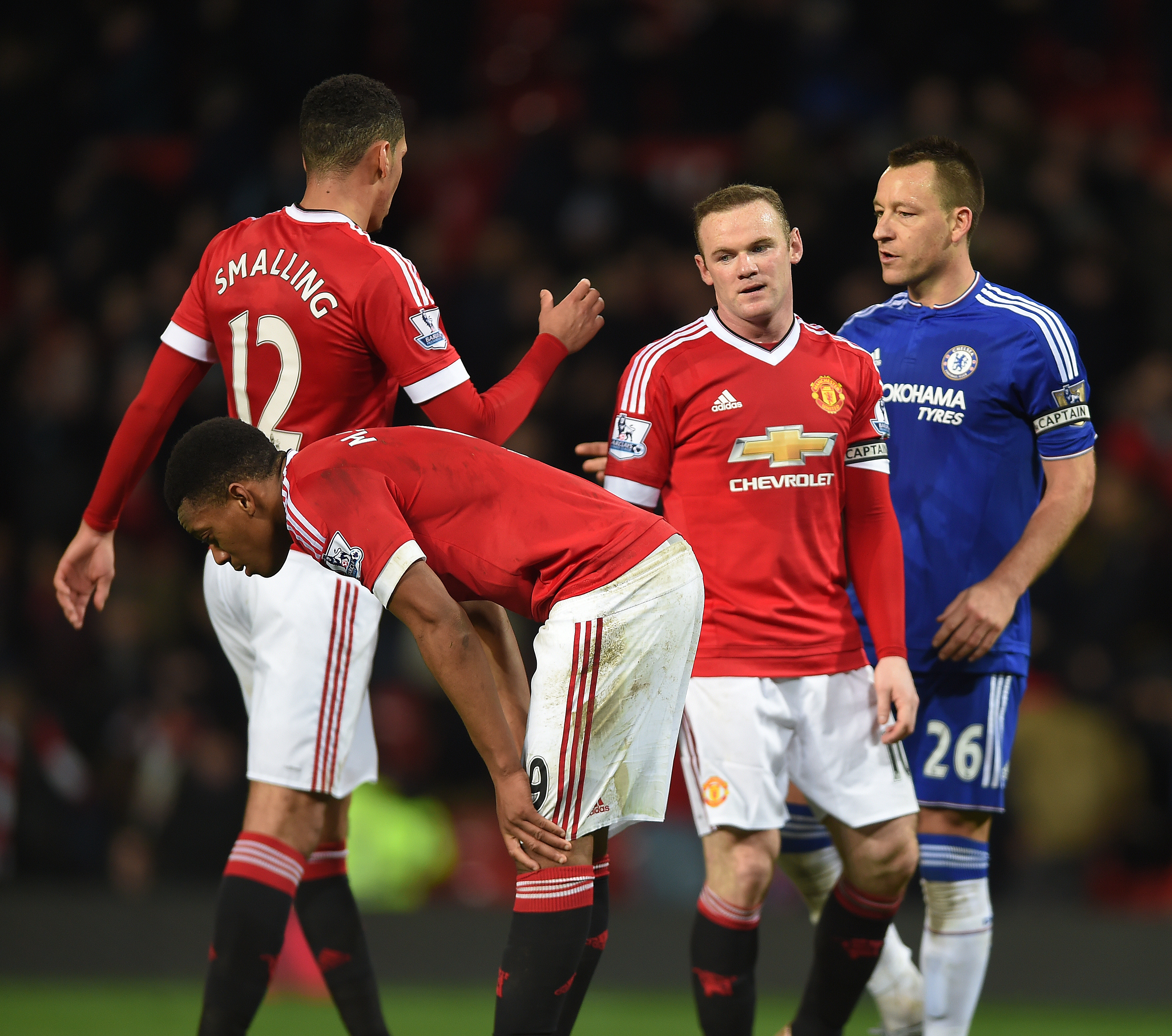 Van Gaal se ține tare: ”Nu-mi dau demisia!”. ^La Manchester se vând fulare cu Mourinho, dorit pe ”Old Trafford”! GALERIE FOTO