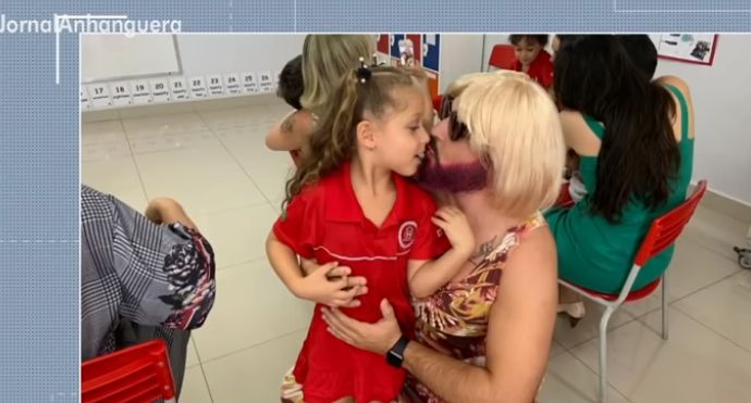 Un bărbat rămas văduv s-a îmbrăcat în femeie ca să-i facă pe plac fiicei sale la școală | FOTO