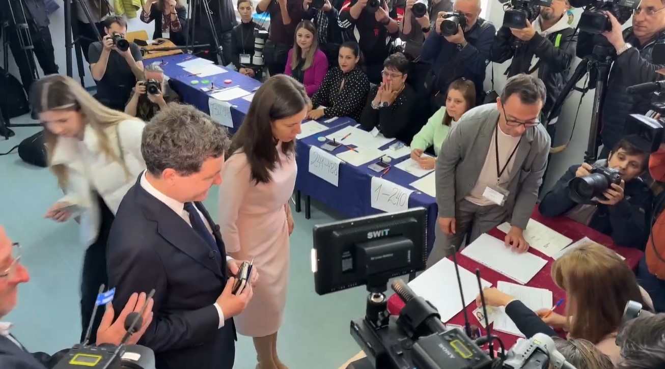 Ce a spus Iulia Albu despre ținuta purtată în ziua votului de Mirabela Grădinaru, partenera lui Nicușor Dan