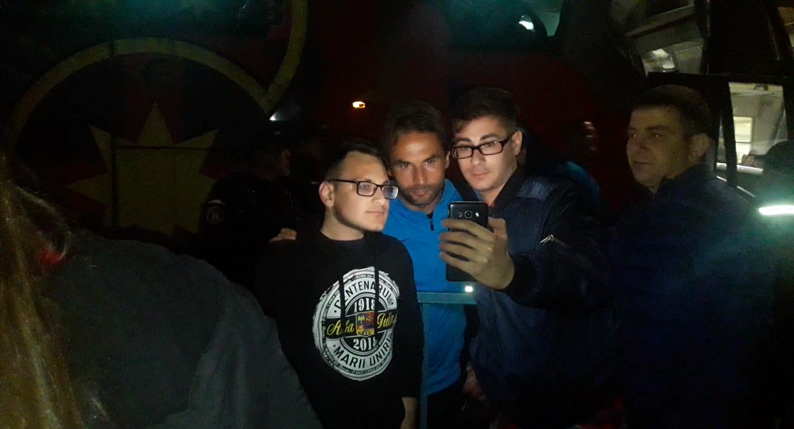 VIDEO | Miracol în Bănie. Fanii Craiovei au făcut selfie, în miez de noapte, cu fotbaliștii de la FCSB. În schimb, Mihai Stoica a fost înjurat ca la ușa cortului