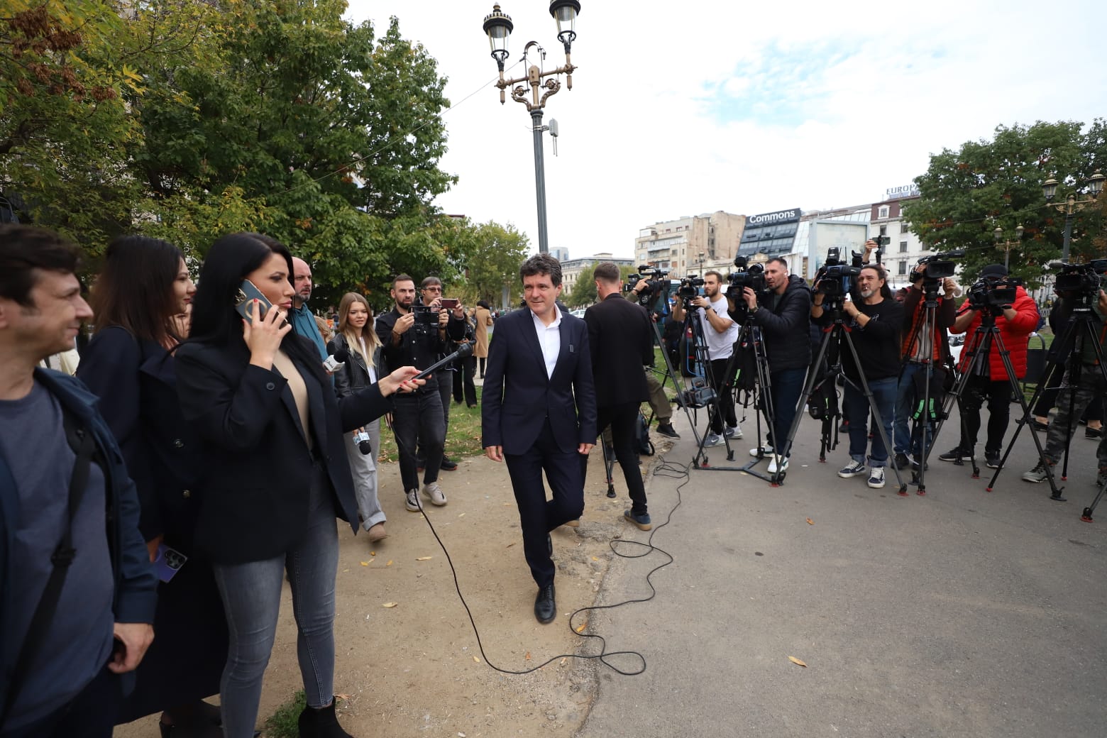 Scandal în Piața Unirii legat de lucrările la planșeu. Nicușor Dan a venit cu buldozere pentru gardurile lui Daniel Băluță. A intervenit și premierul Ciolacu