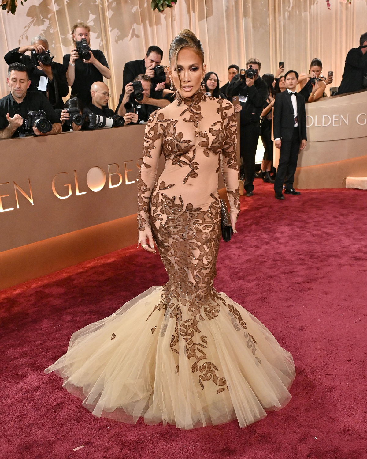 Bătălia rochiilor transparente între Jennifer Lopez și Jennifer Lawrence la Globurile de Aur 2026. Au lăsat prea mult la vedere
