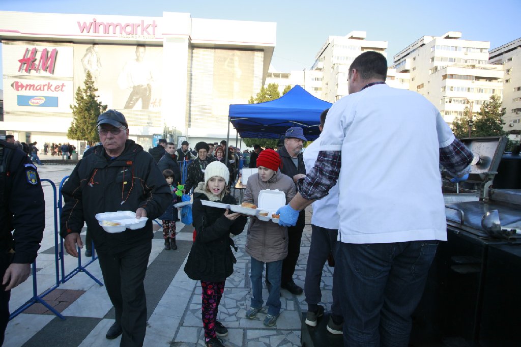 REPORTAJ: Sute de buzoieni au poftit la fasolea cu ciolan gătită în stil cazon de Ziua Armatei. "Bună fasolea, dar cam chioară. Nu prea am găsit ciolanul”- FOTO&VIDEO