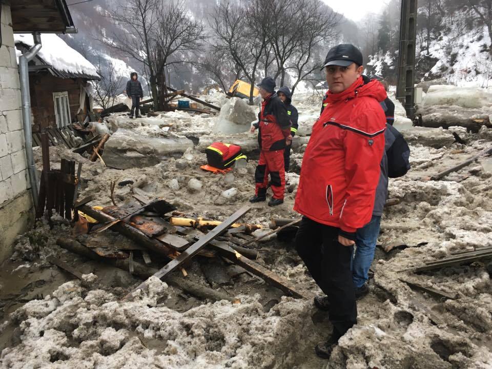 Inundații în Vatra Dornei, județul Suceava. Zeci de gospodării, inundate după topirea gheții