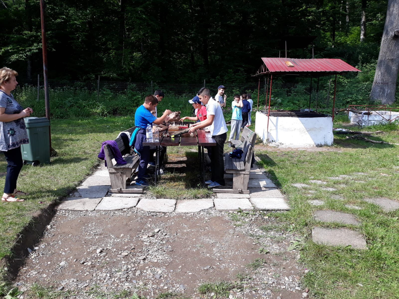 FOTOREPORTAJ: De la gârla din fundul curții la piscină cu tobogane. 600 de copiii din Vaslui văd prima oară un oraș